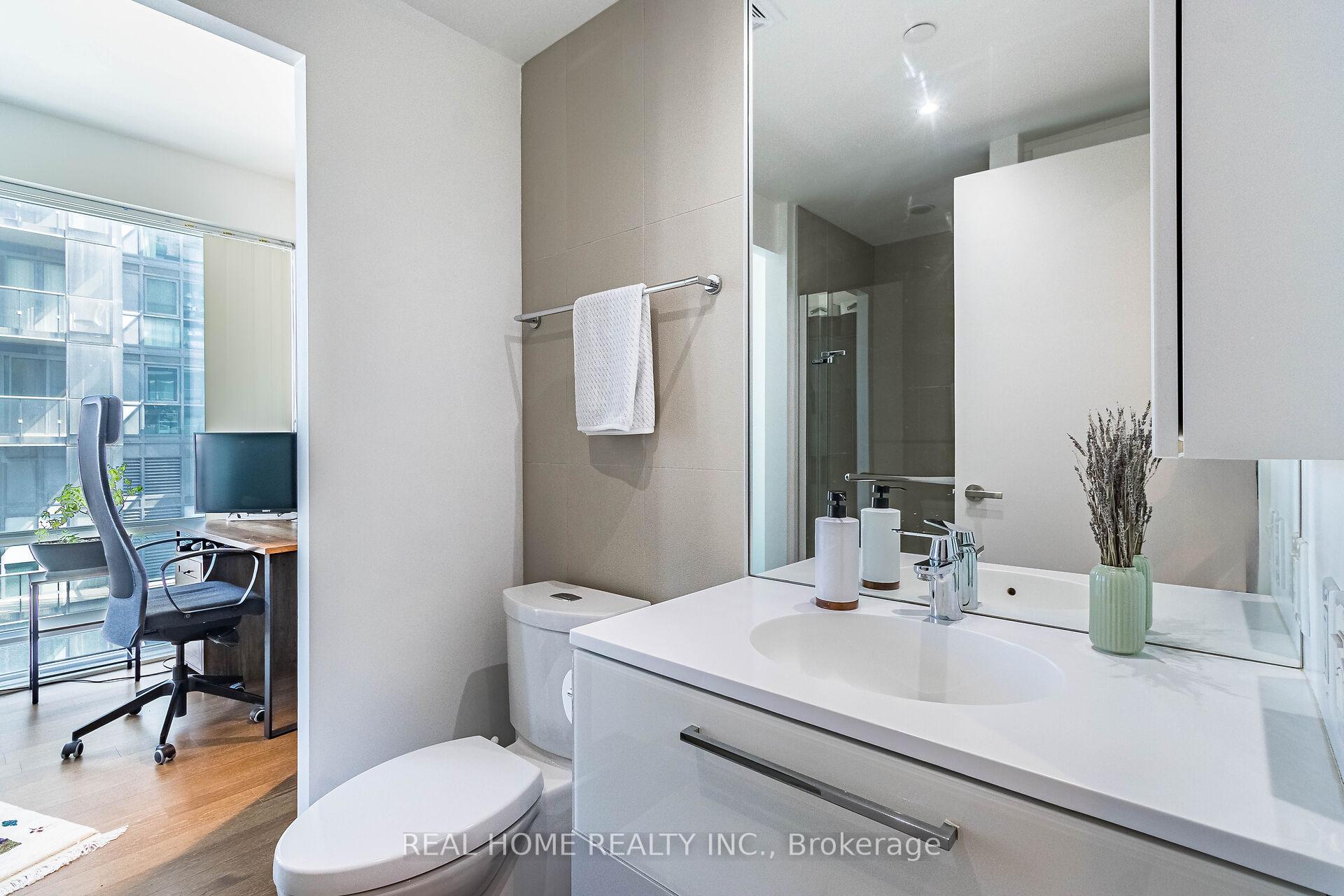 2 Bedrooms Condo at 15 Grenville,  Toronto For sale