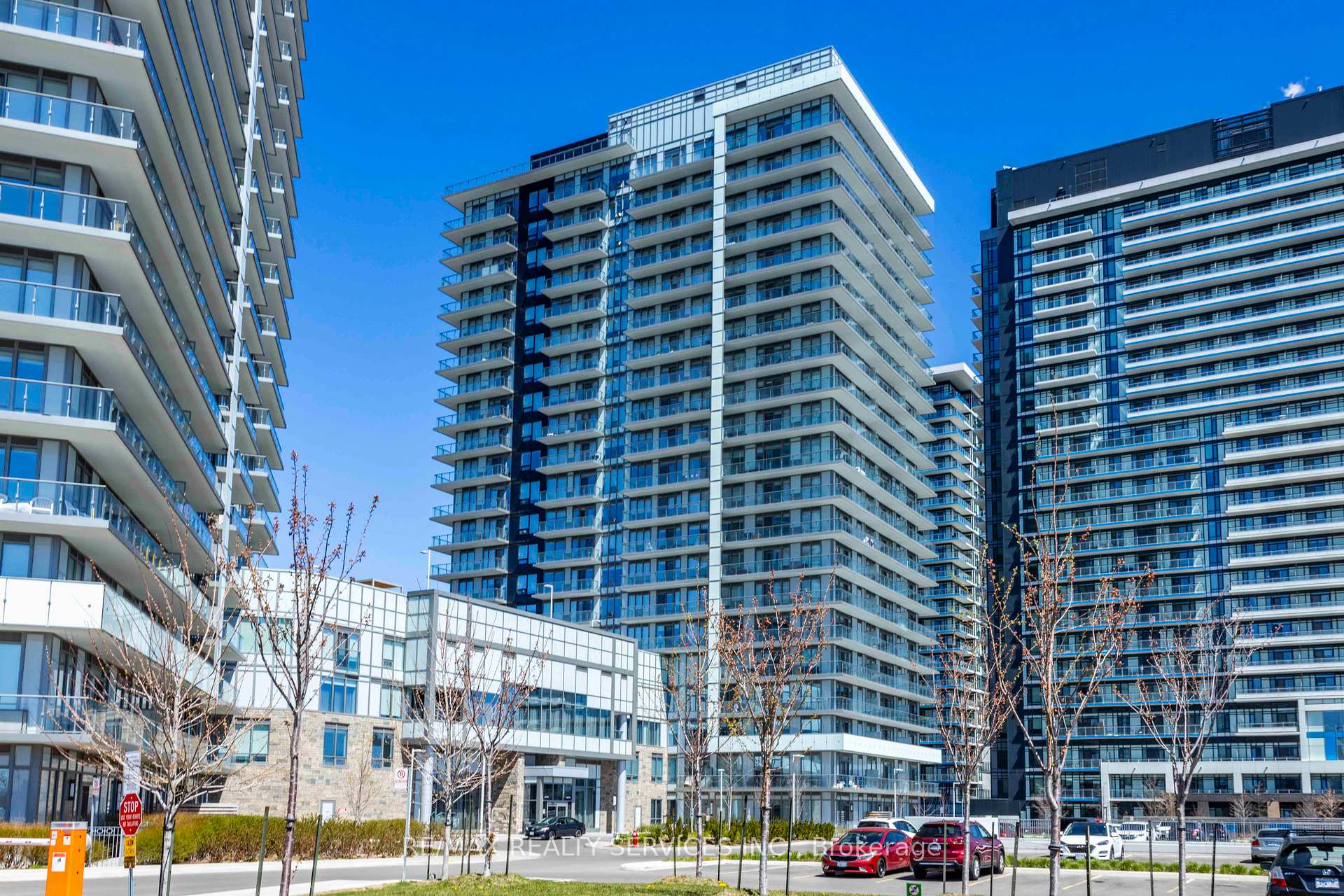 3 Bedrooms Condo at 4675 Metcalfe, Mississauga For sale