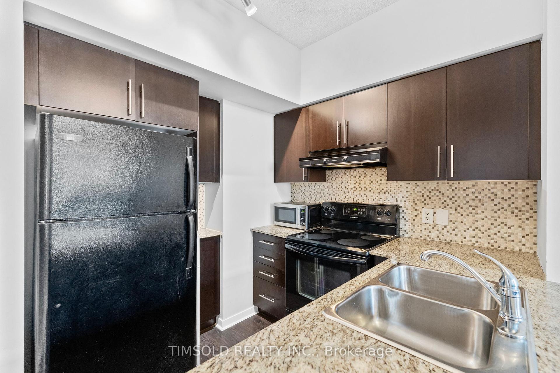 2 Bedrooms Condo at 120 Dallimore, Toronto For sale