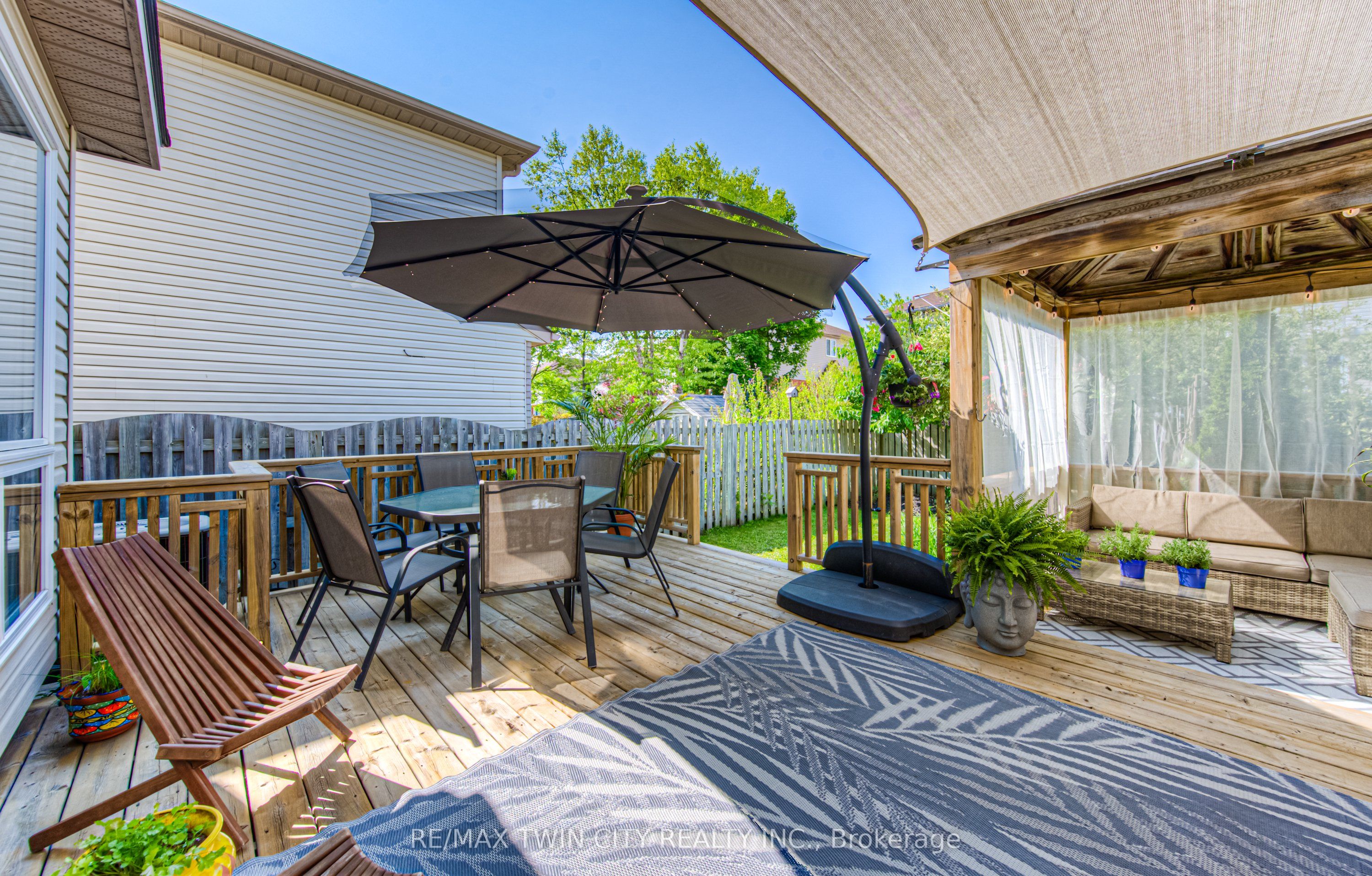 381 University Downs Crescent