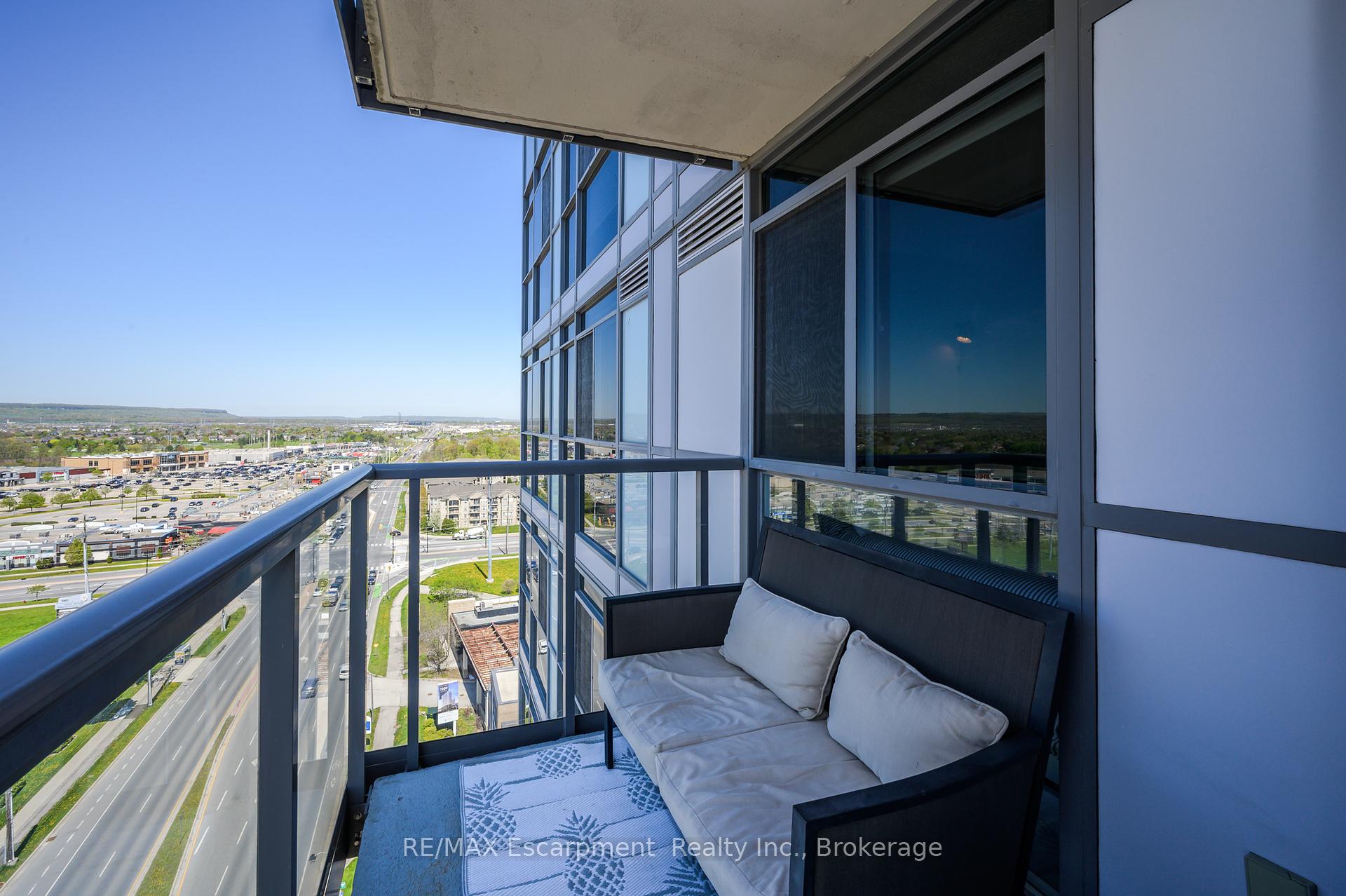 2 Bedrooms Condo at 1940 Ironstone, Burlington For sale