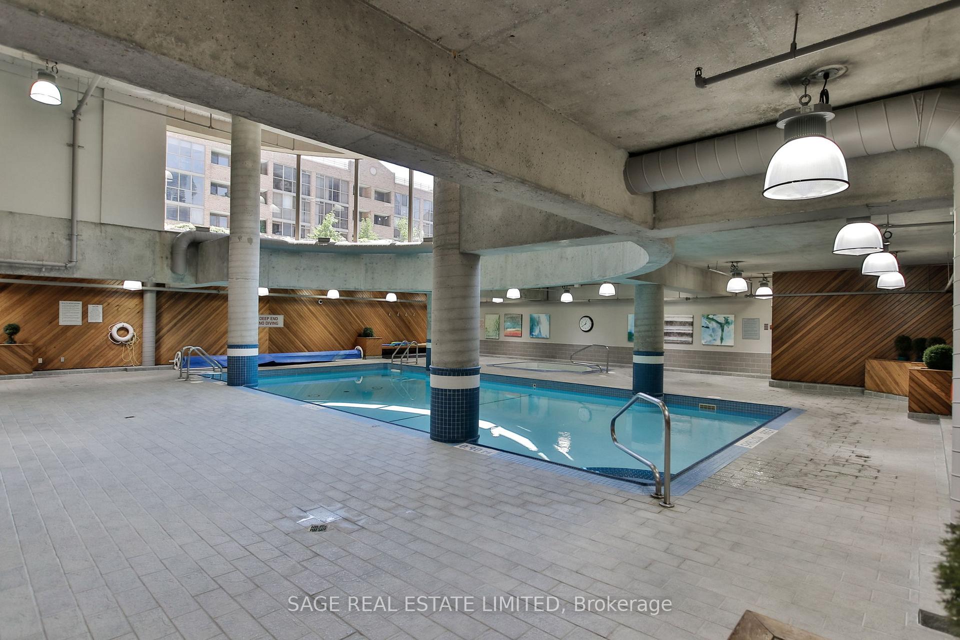 2 Bedrooms Condo at 15 Maitland, Toronto For sale