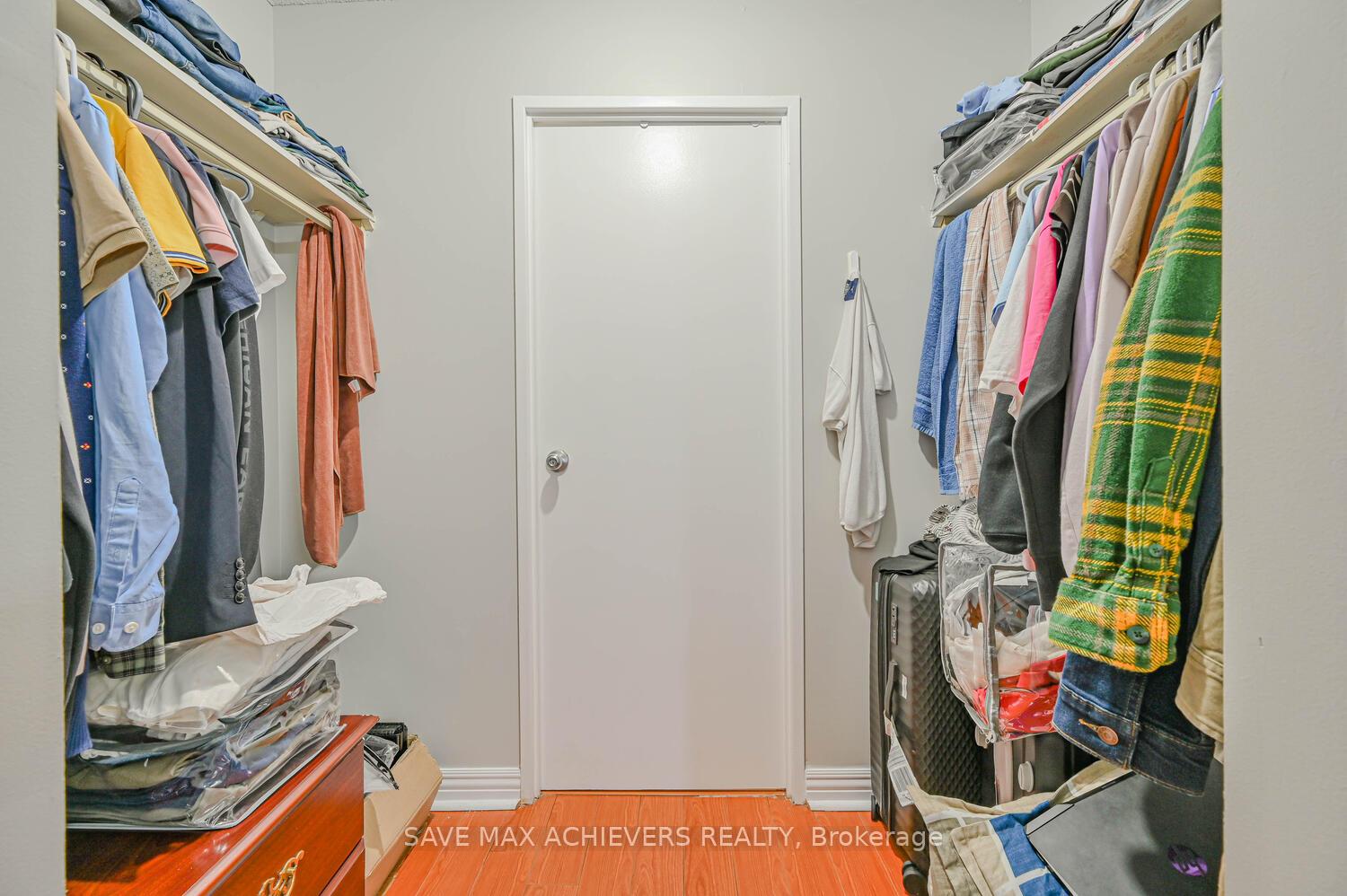 3 Bedrooms Condo at 21 Markbrook, Toronto For sale