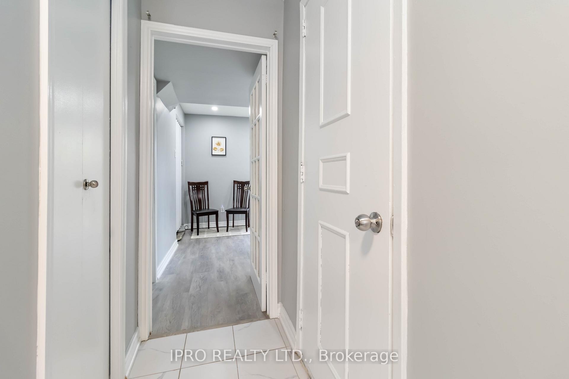 3 Bedrooms Condo at 3345 Silverado, Mississauga For sale