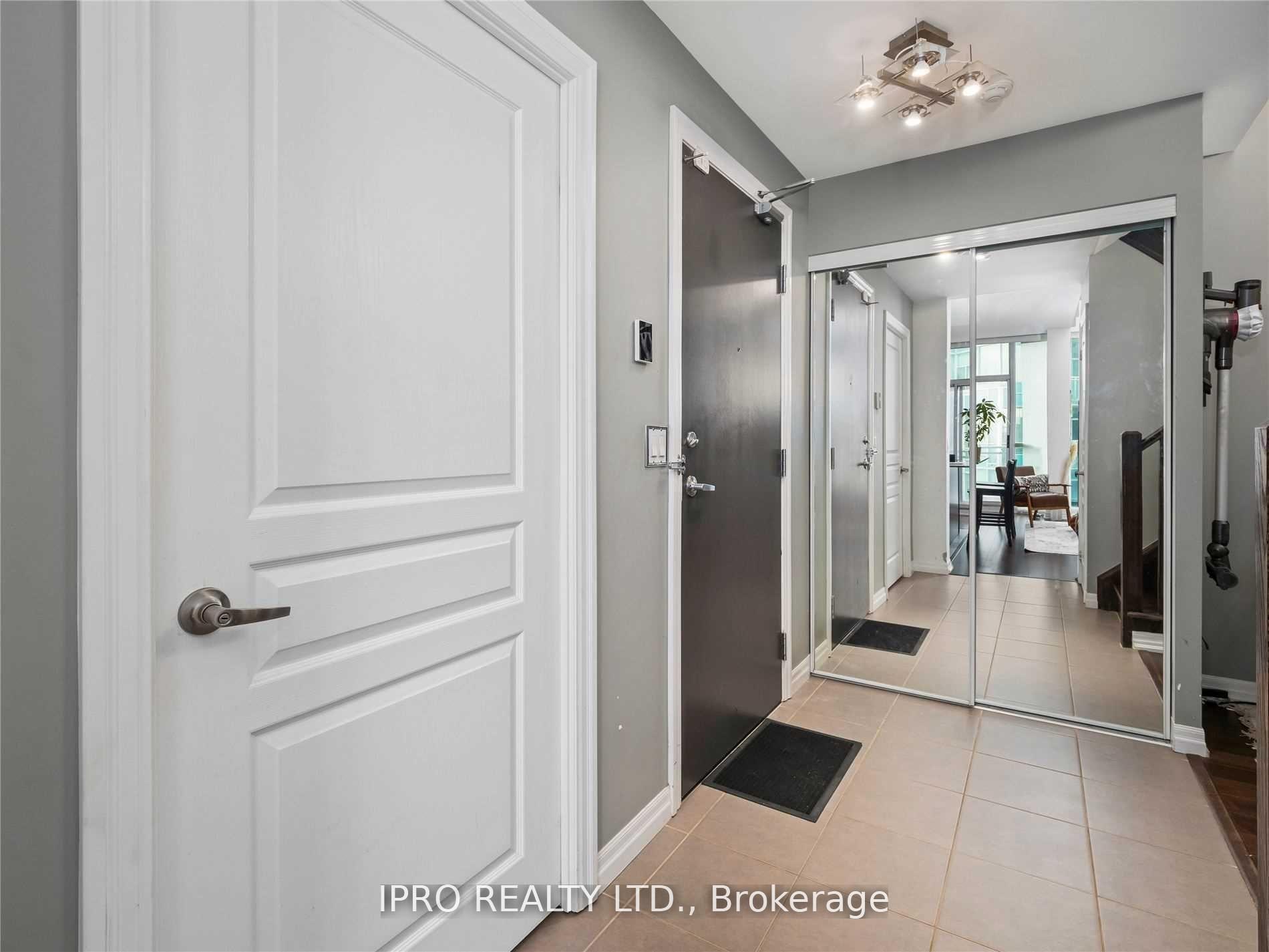 2 Bedrooms Condo at 223 Webb, Mississauga For sale