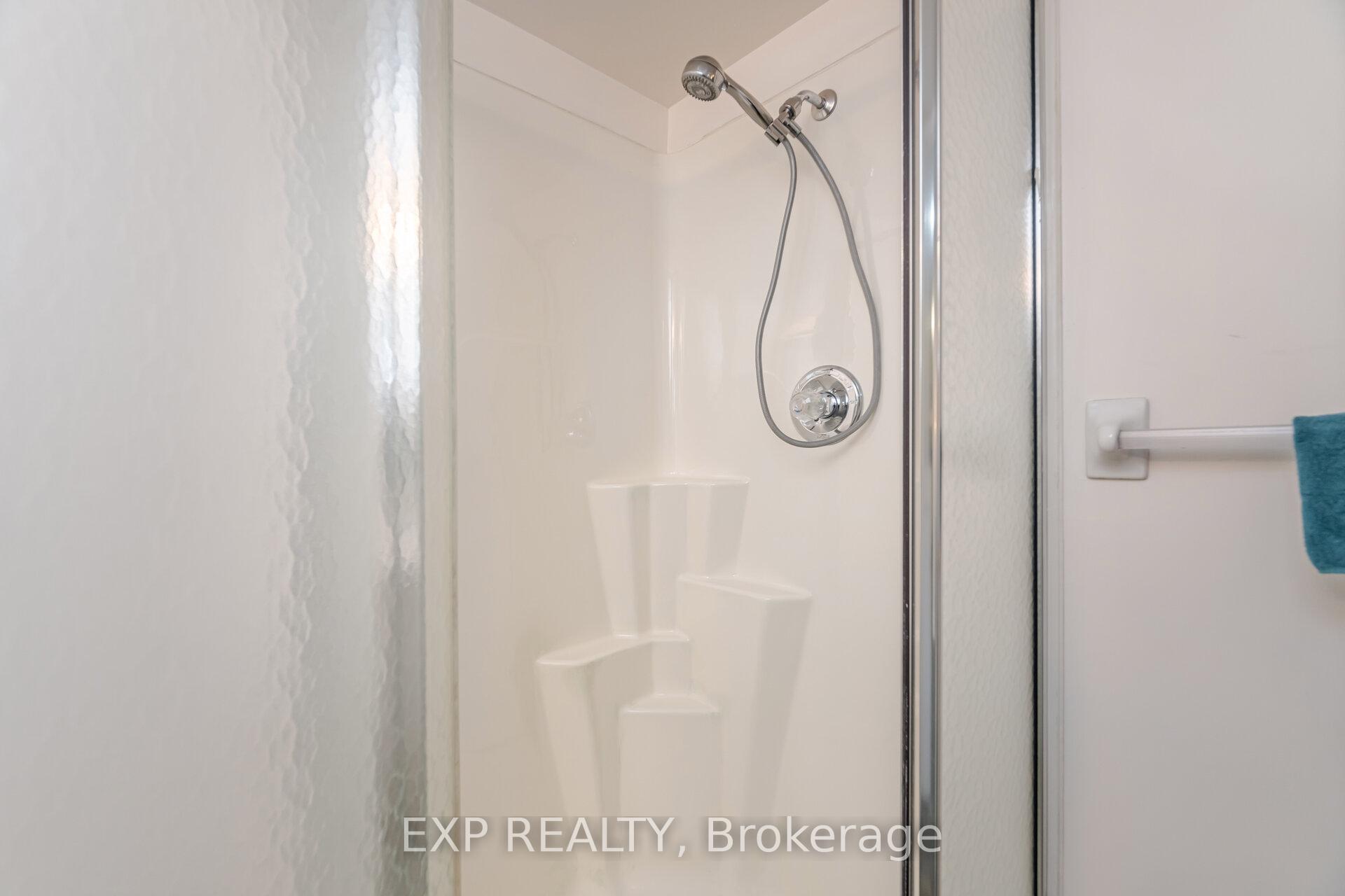 2 Bedrooms Condo at 216 Plains, Burlington For sale
