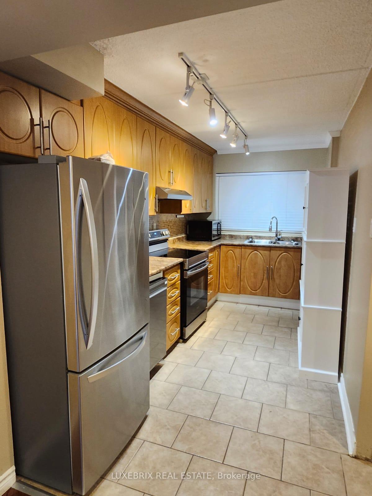 5 Bedrooms Condo at 180 Mississauga, Mississauga For sale