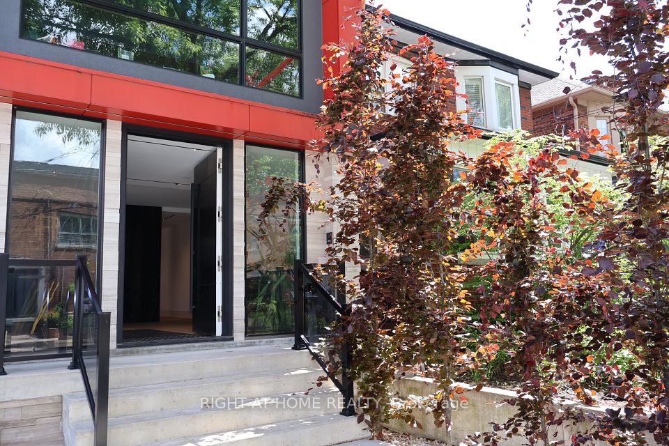 218 Jane Street, Toronto, ON M6S 3Y9