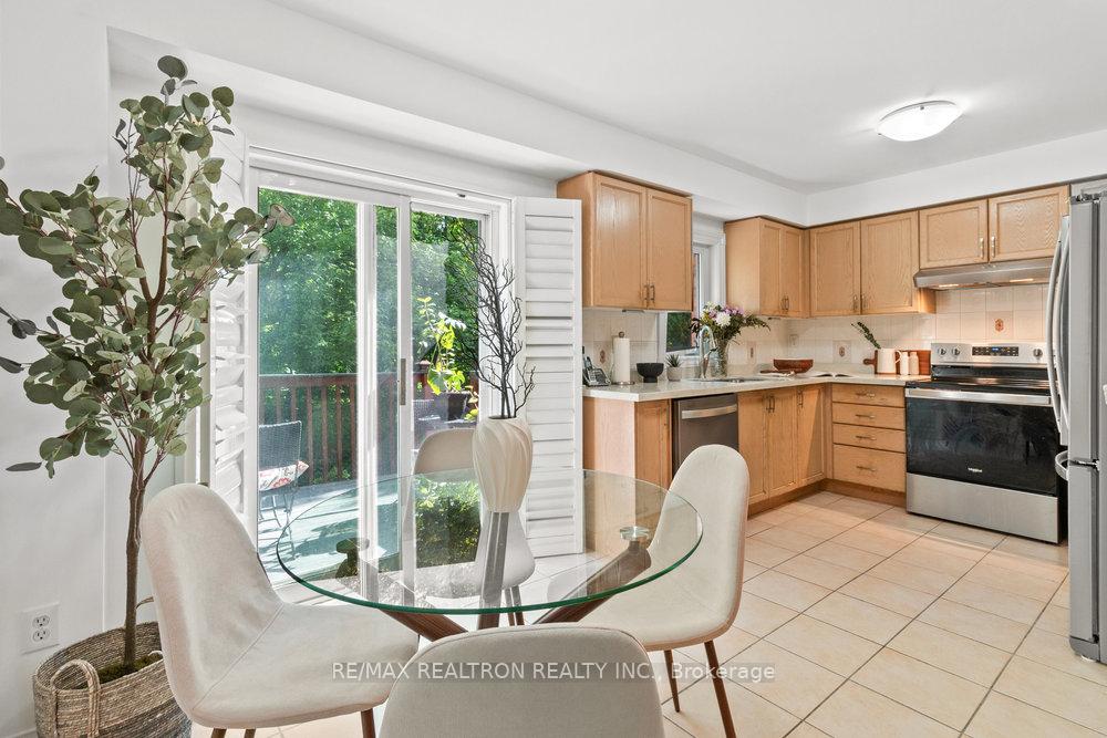 4 Bedrooms Condo at 31 Treeland, Toronto For sale
