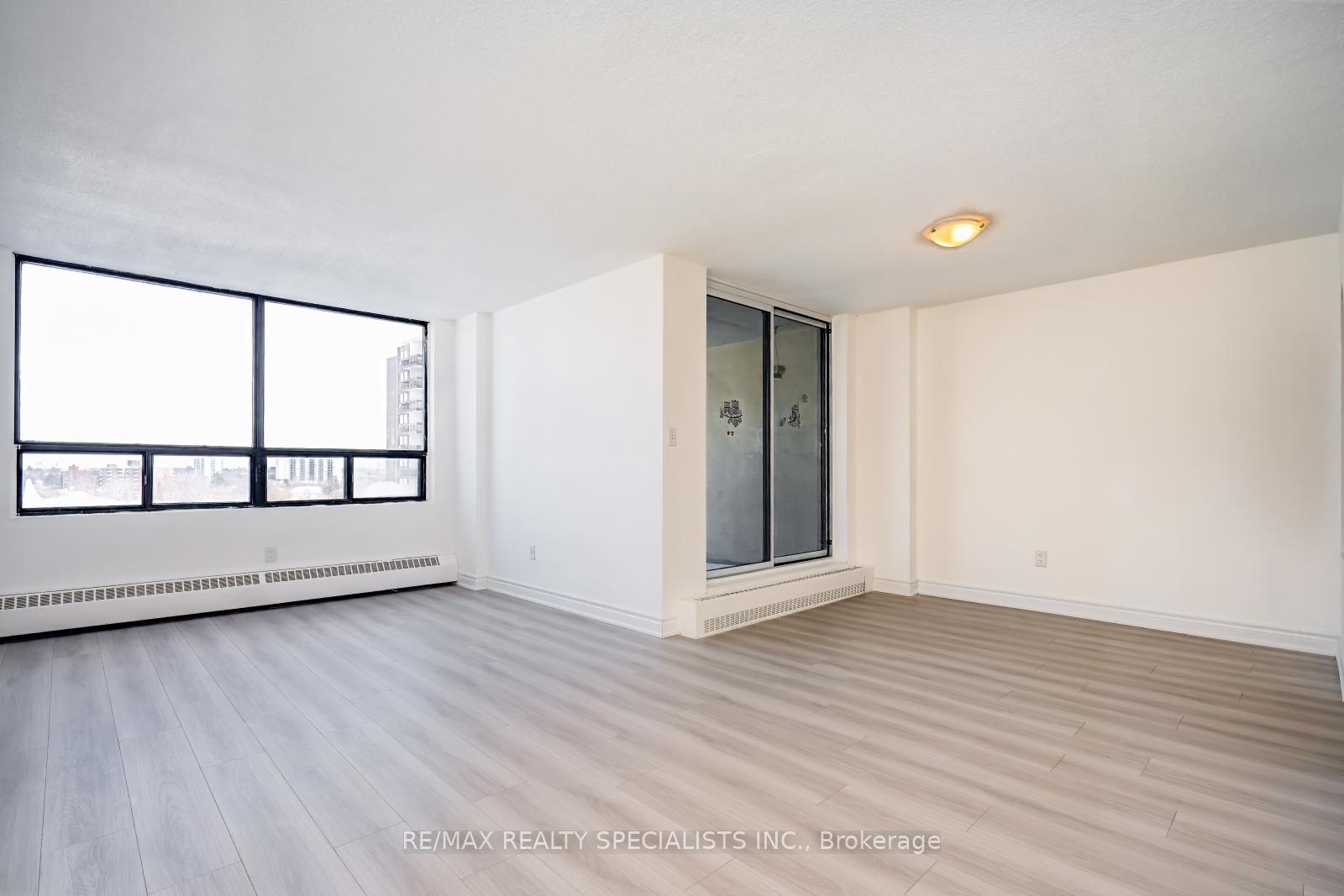 3 Bedrooms Condo at 2556 Argyle, Mississauga For sale