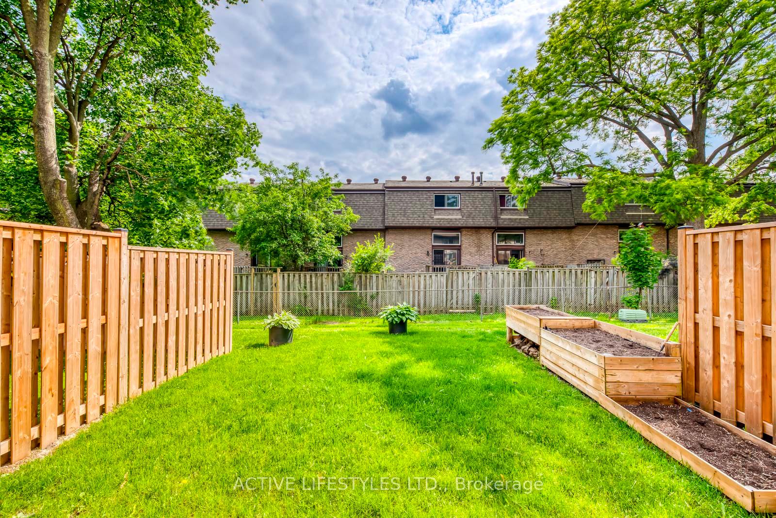 4 Bedrooms Condo at 2301 Derry, Mississauga For sale