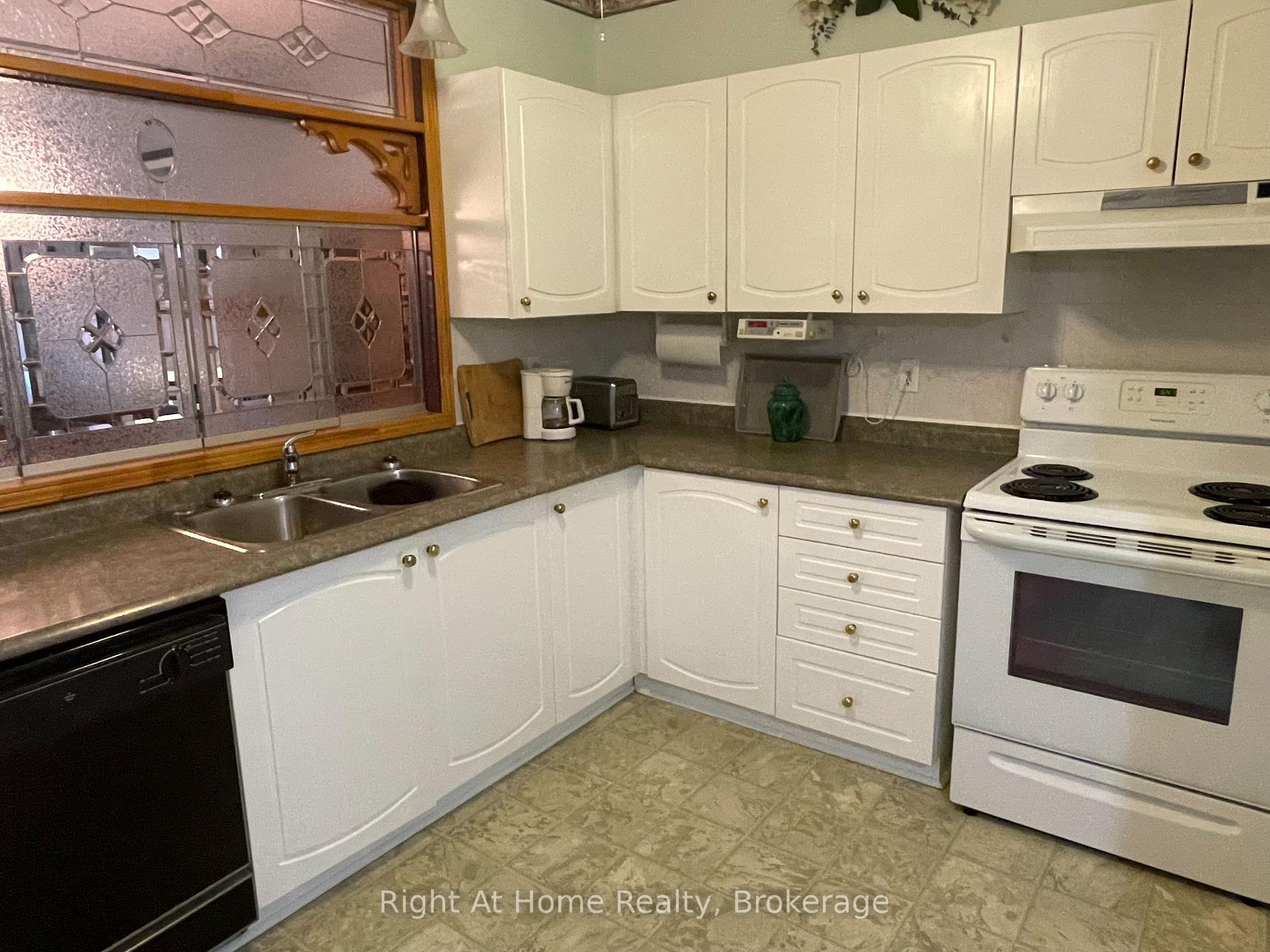 2 Bedrooms Condo at 84 Greentrail, Hamilton For sale