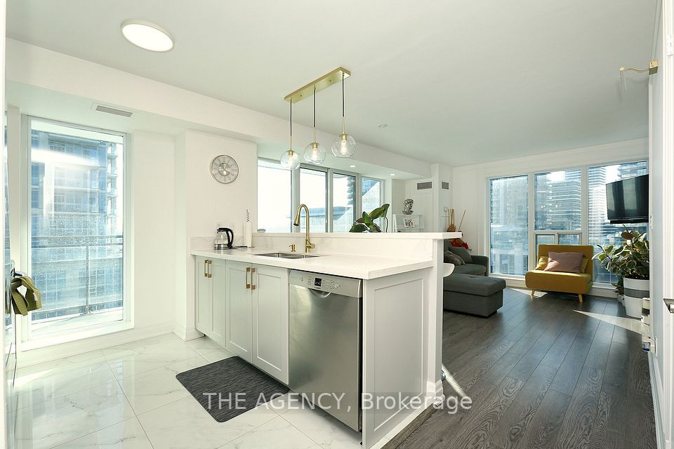 2121 Lake Shore