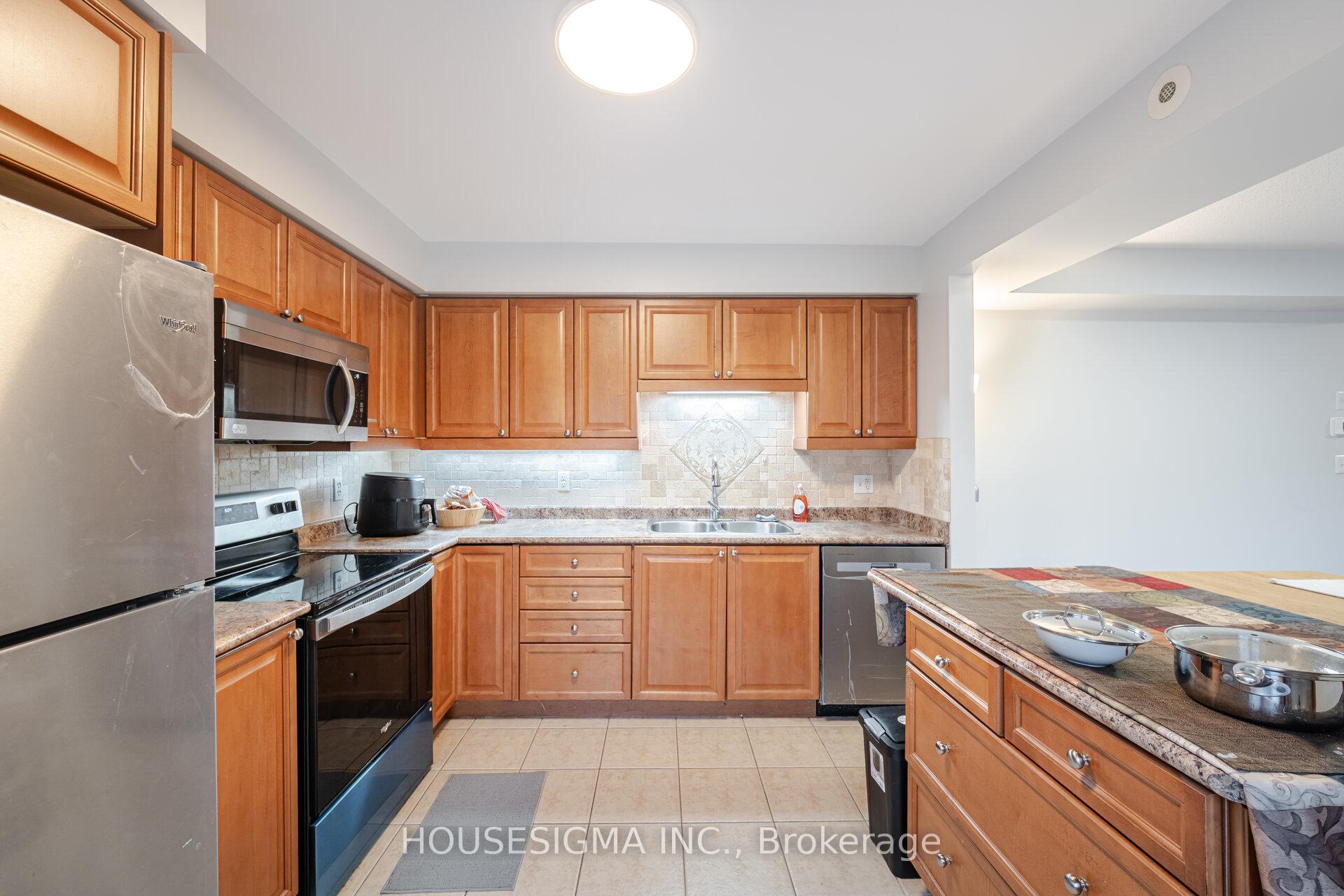 3 Bedrooms Condo at 760 Neighbourhood, Mississauga For sale