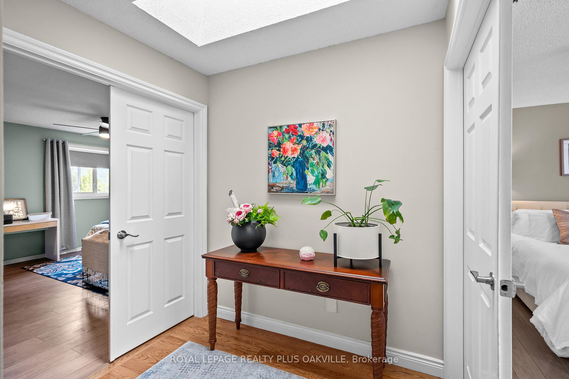 2 Bedrooms Condo at 5255 Lakeshore, Burlington For sale