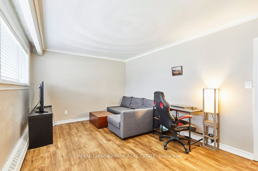 706 Dunlop Street W