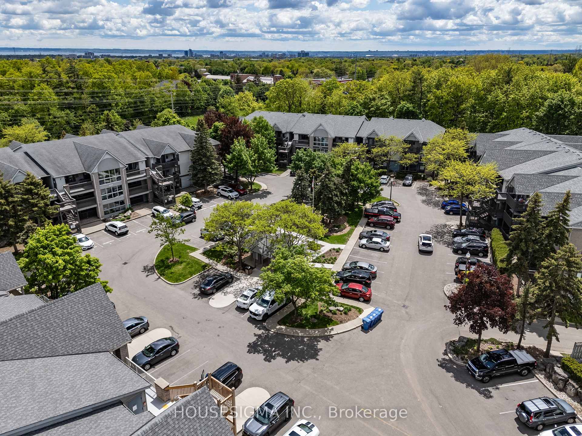 2 Bedrooms Condo at 2010 Cleaver, Burlington For sale