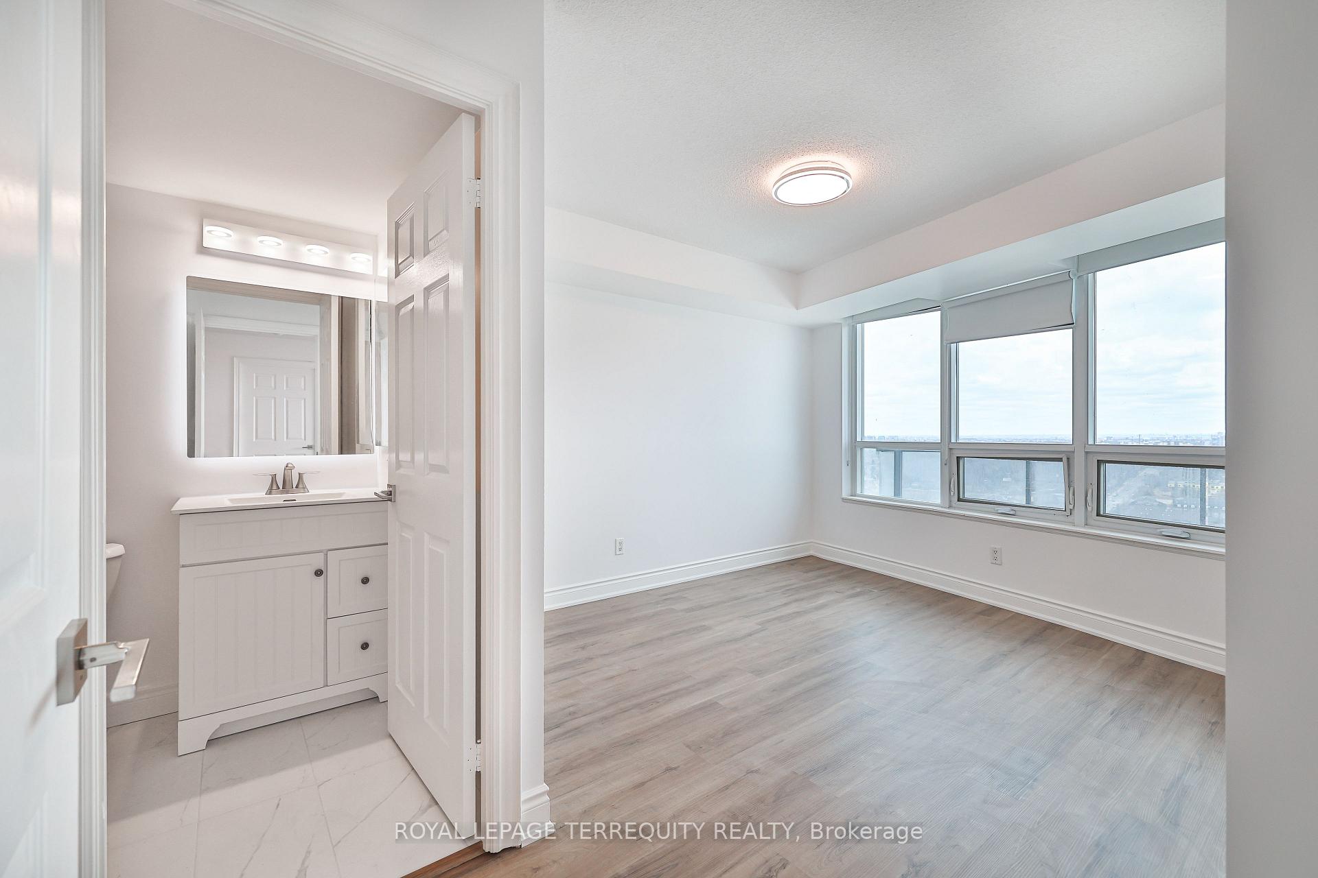 2 Bedrooms Condo at 15 Greenview,  Toronto For sale