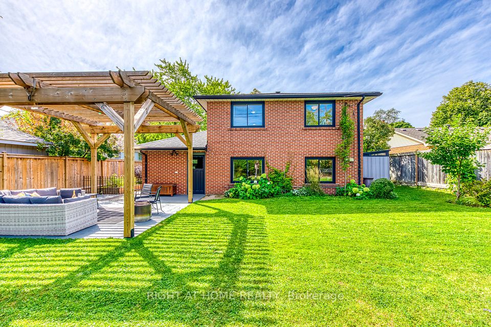 1306 Napier Crescent