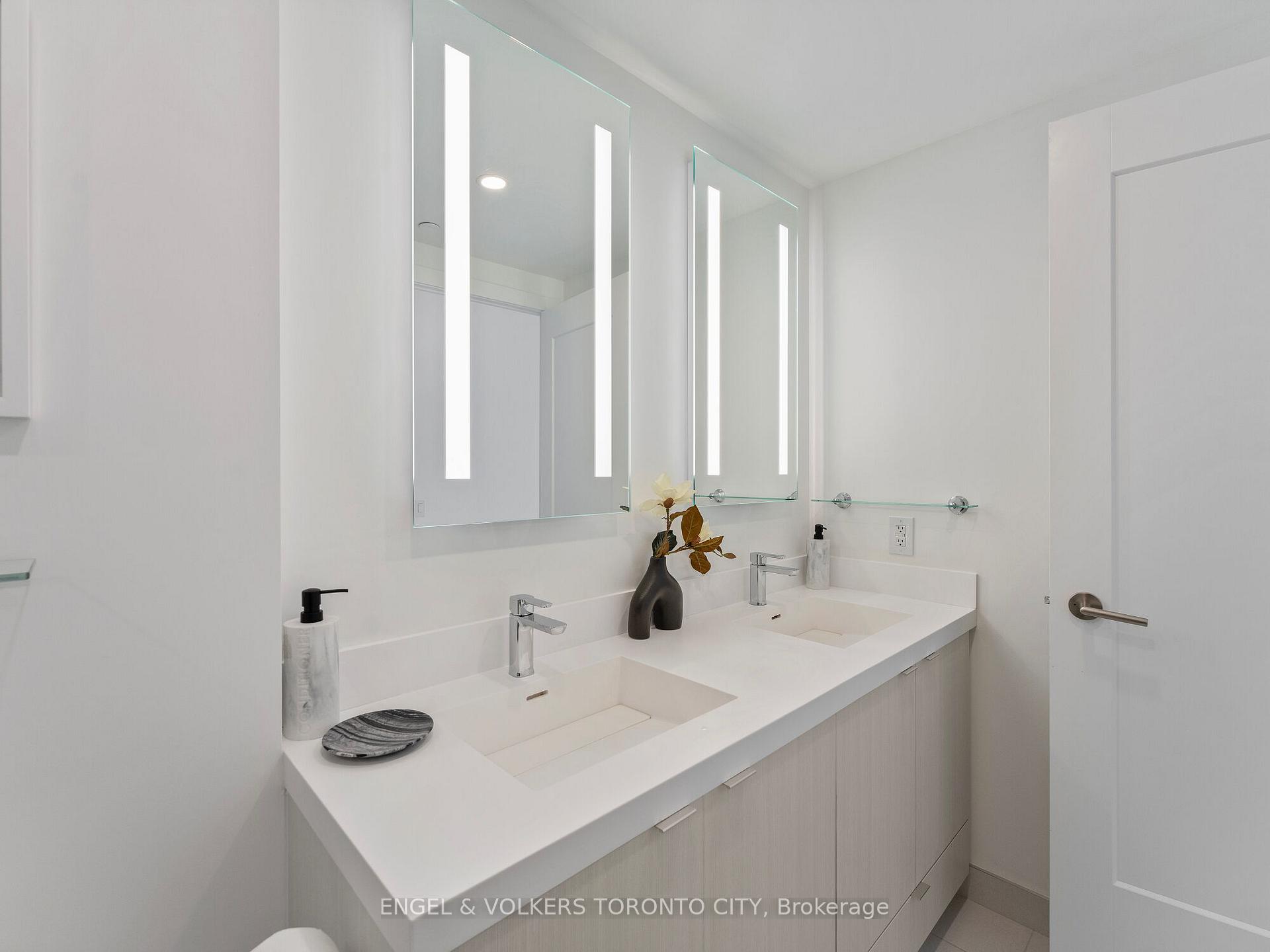 4 Bedrooms Condo at 30 Inn On The Park, Toronto For sale