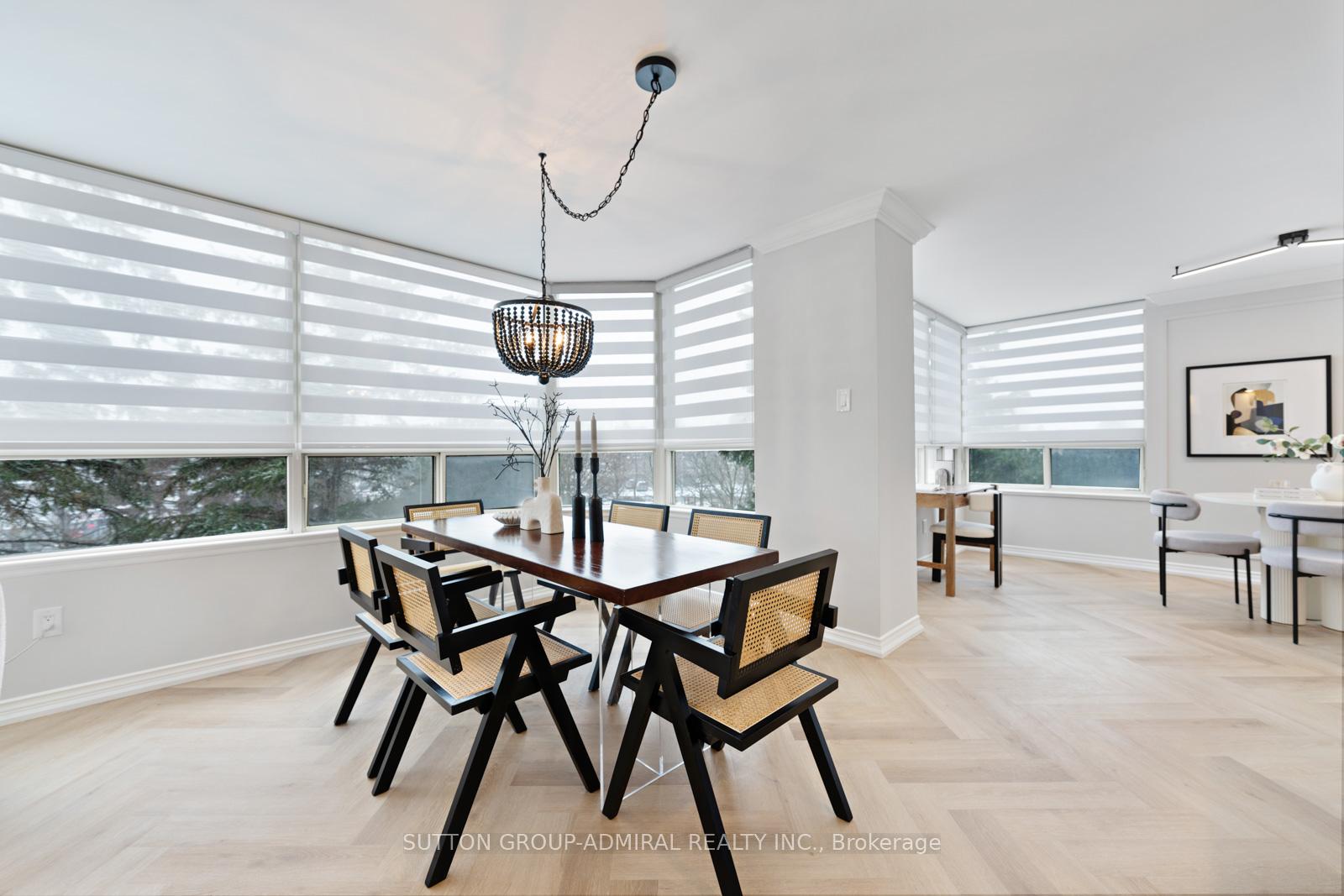 2 Bedrooms Condo at 7 Townsgate, Vaughan For sale