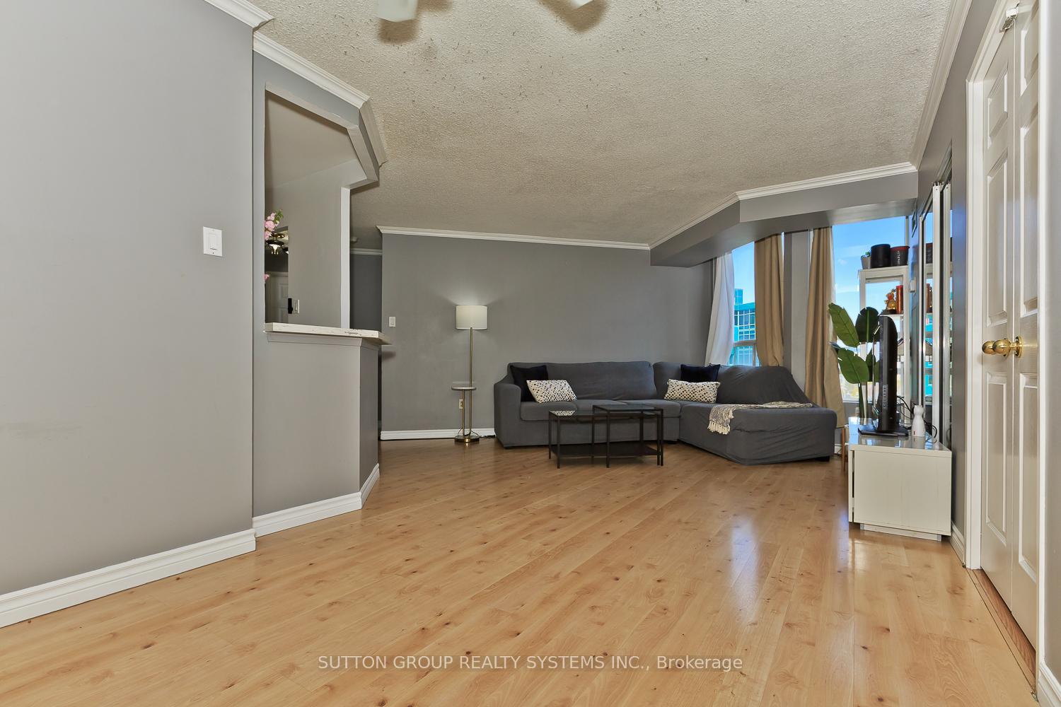 3 Bedrooms Condo at 50 Kingsbridge Garden, Mississauga For sale