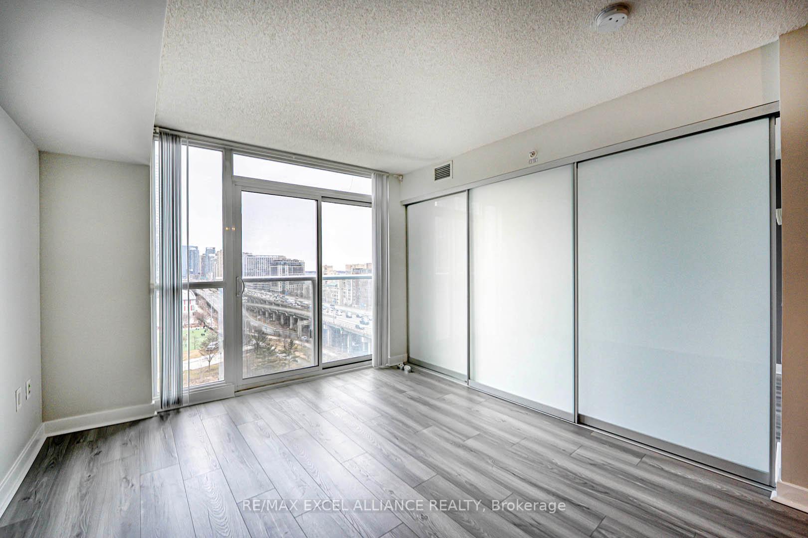 2 Bedrooms Condo at 75 Queens Wharf,  Toronto For sale