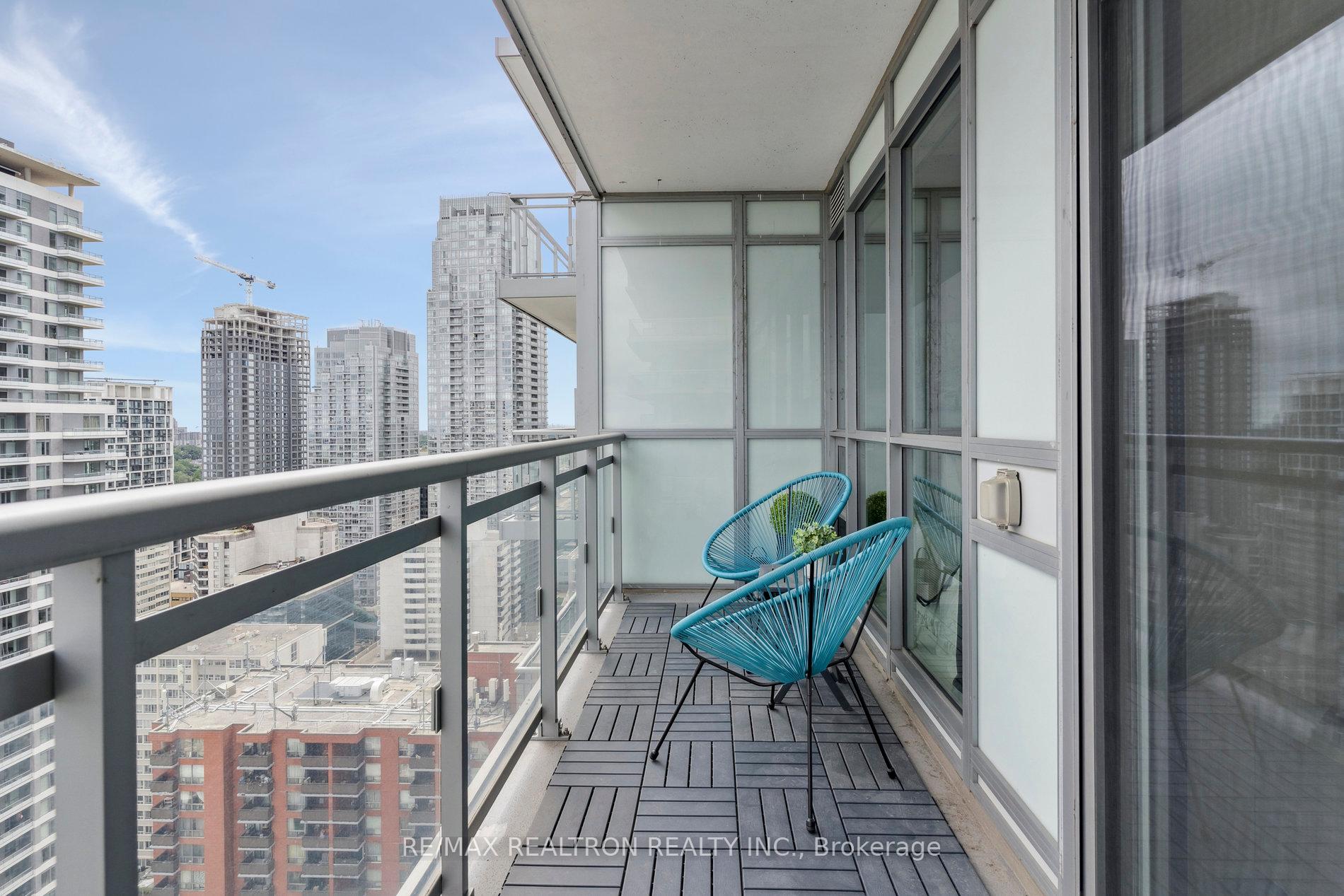 2 Bedrooms Condo at 89 Dunfield, Toronto For sale