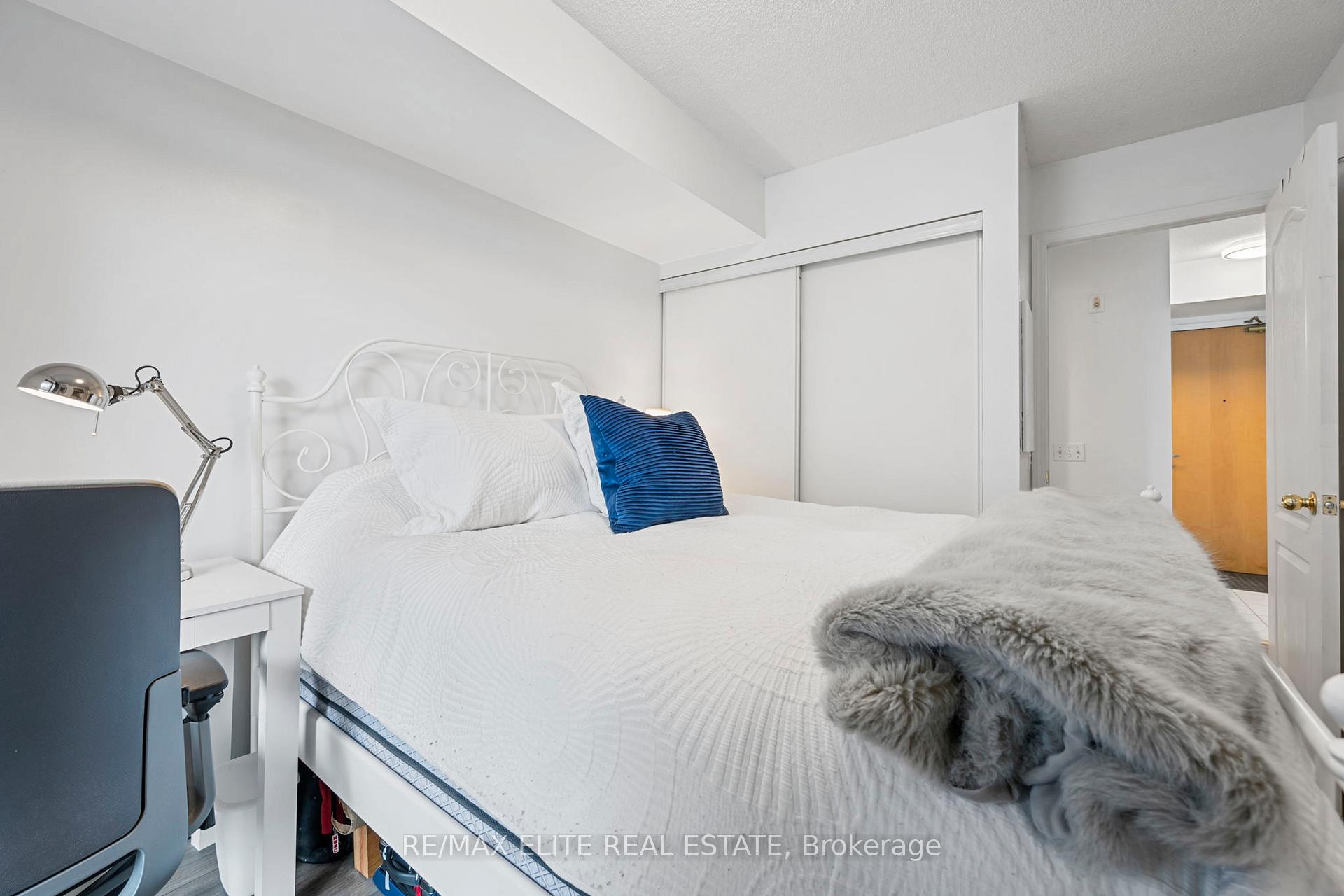 1 Bedroom Condo at 5 Rosehill,  Toronto For sale