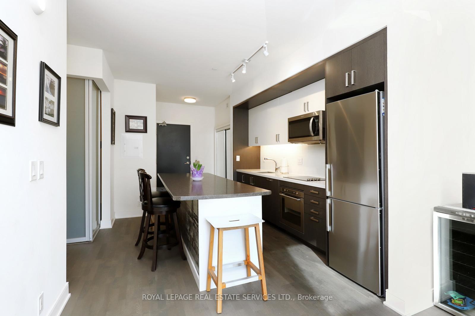 2 Bedrooms Condo at 1575 Lakeshore, Mississauga For sale