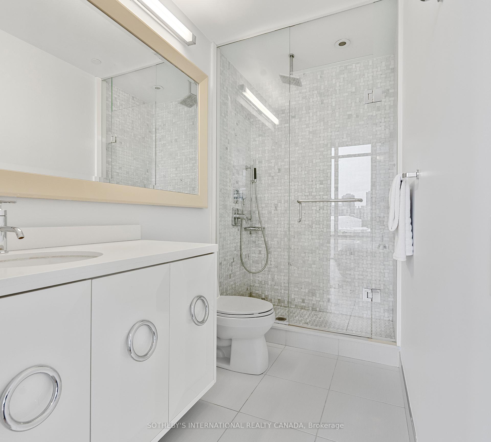 3 Bedrooms Condo at 88 Park Lawn, Toronto For sale