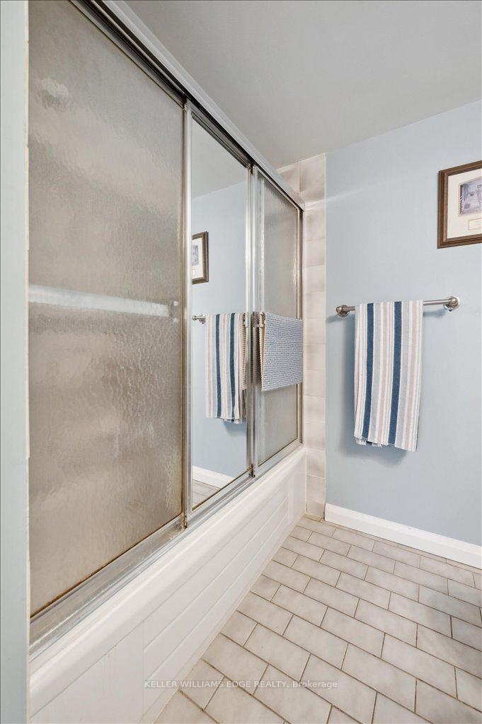 2 Bedrooms Condo at 1270 Maple Crossing, Burlington For sale