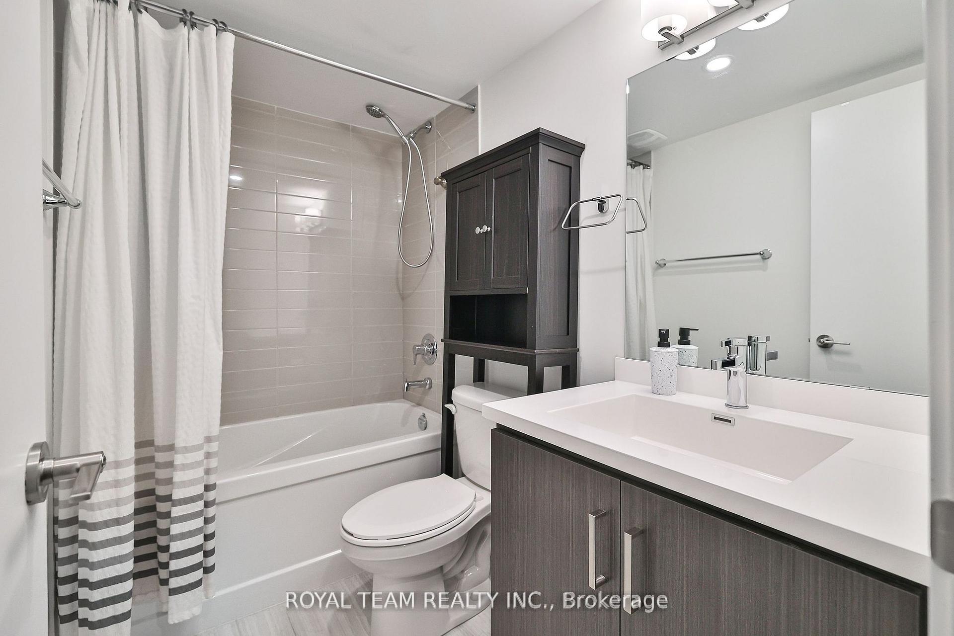 2 Bedrooms Condo at 131 Honeycrisp, Vaughan For sale