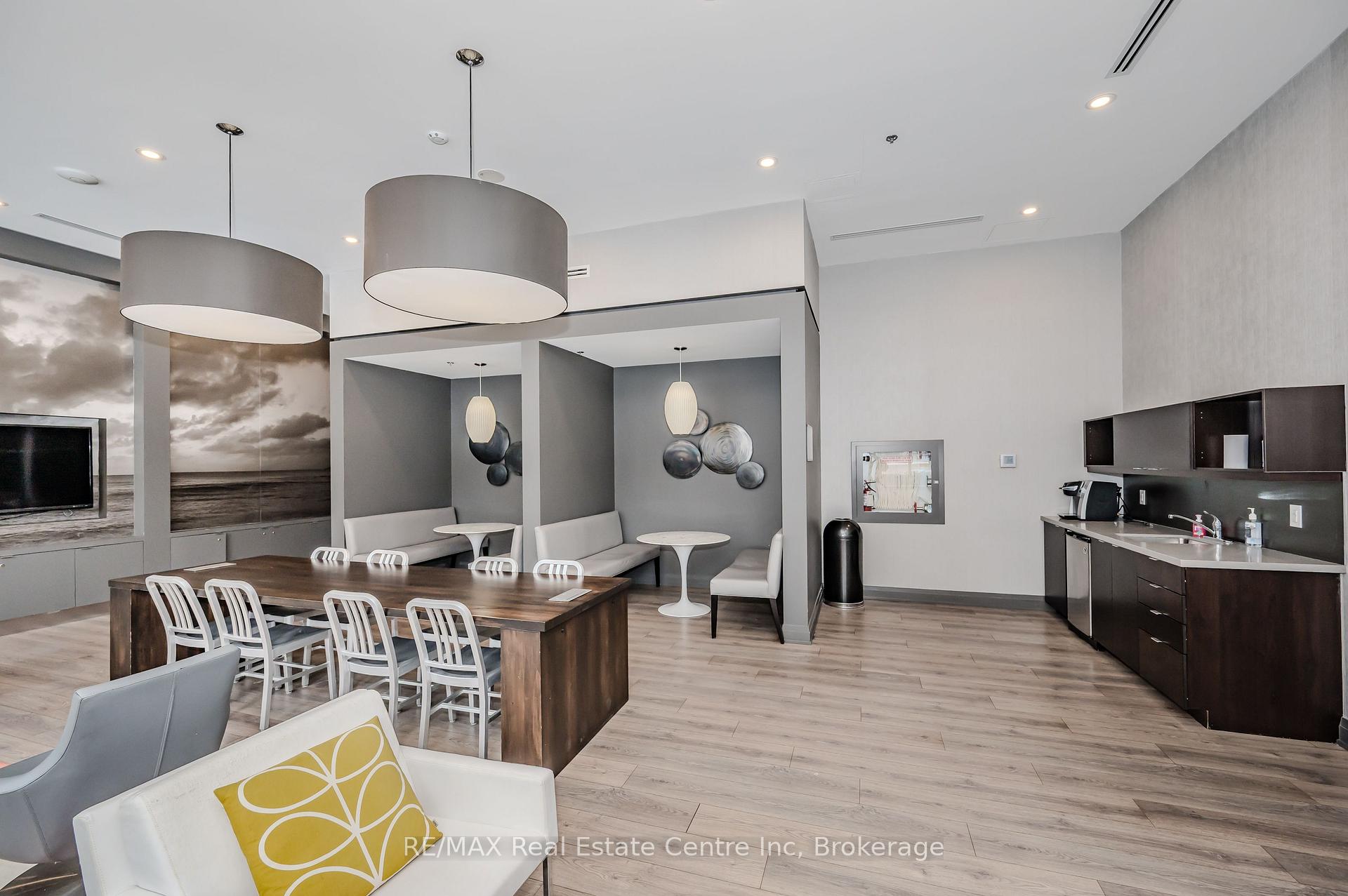 2 Bedrooms Condo at 18 Rean, Toronto For sale