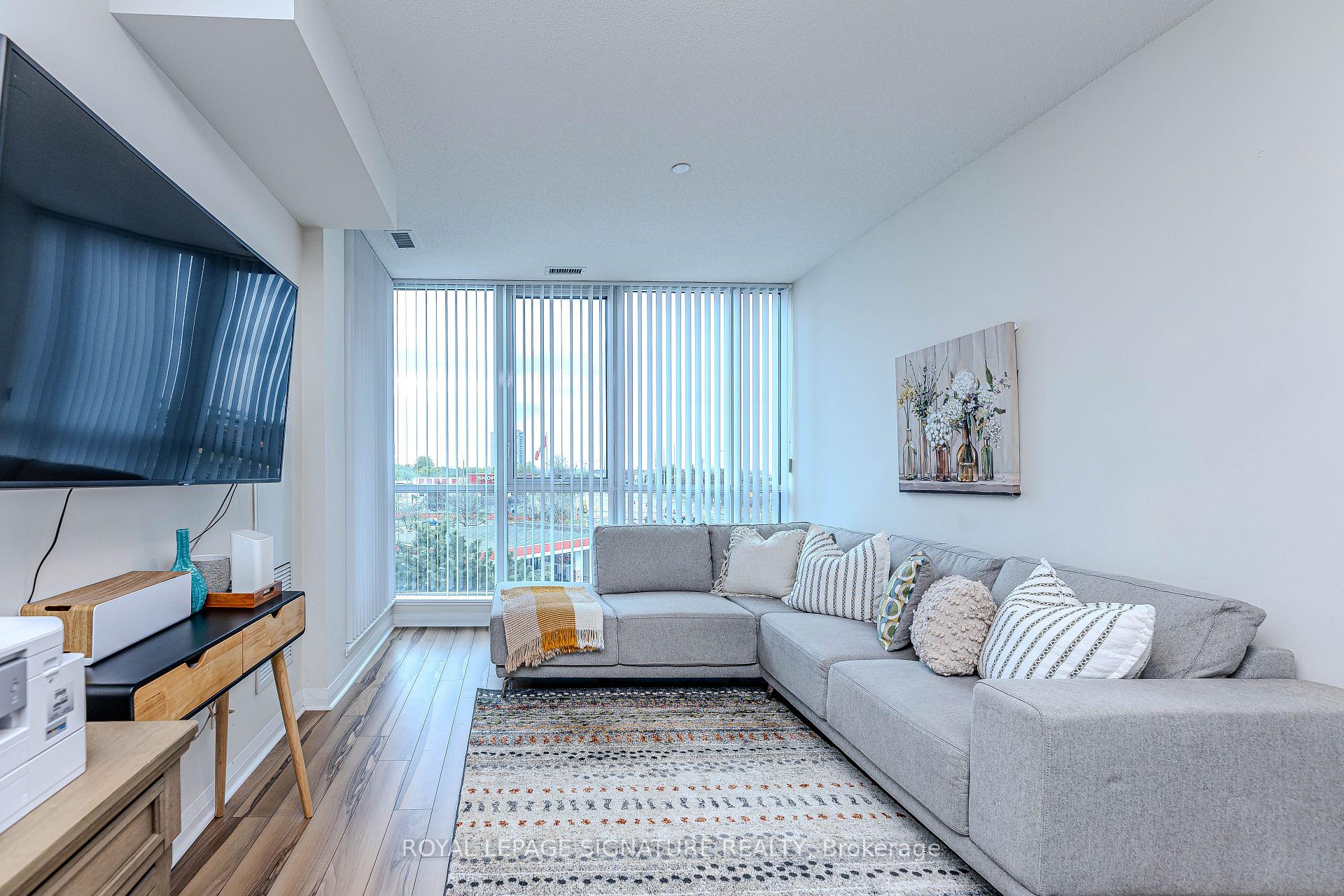2 Bedrooms Condo at 55 Eglinton, Mississauga For sale