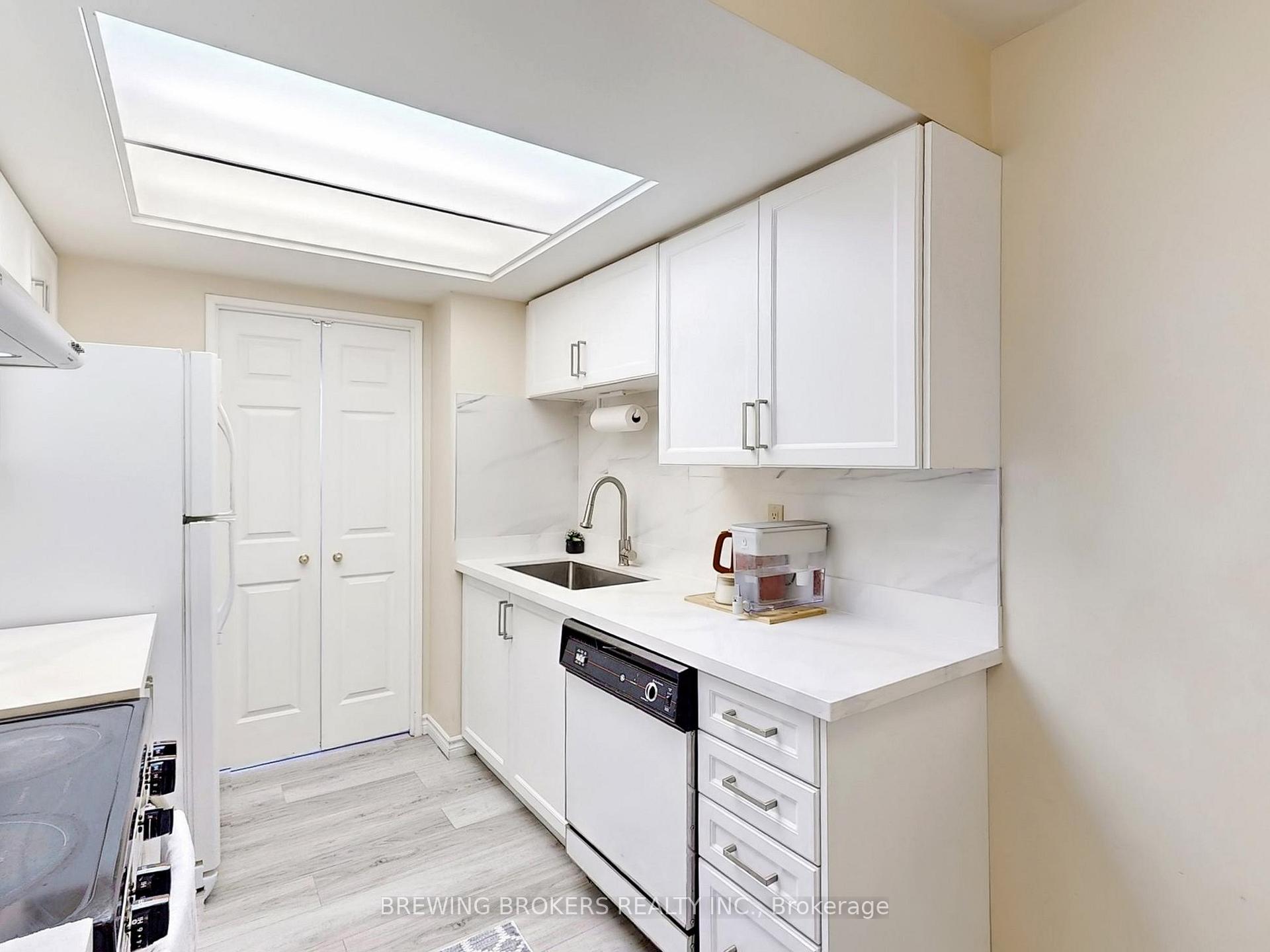3 Bedrooms Condo at 4450 Tucana, Mississauga For sale