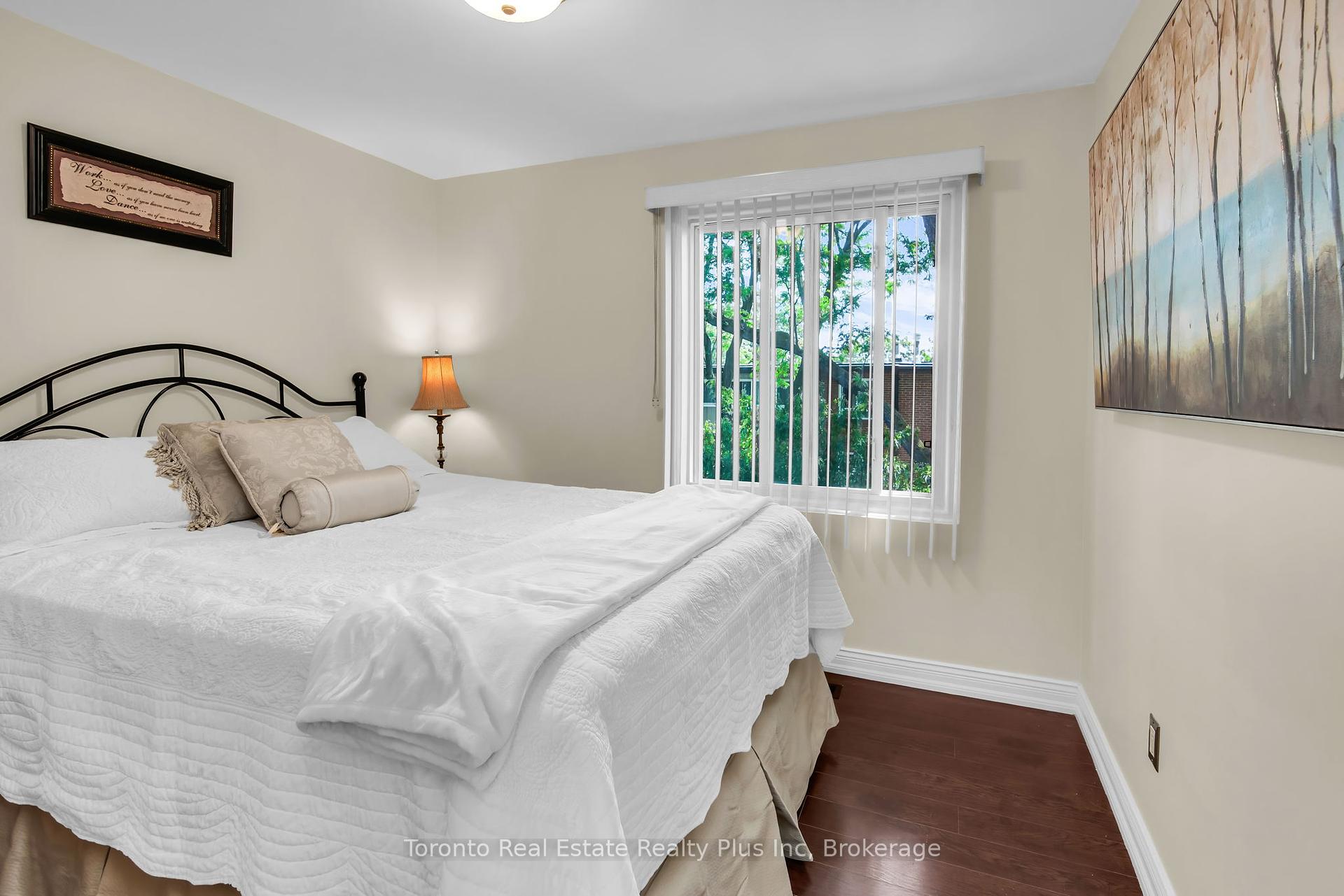 3 Bedrooms Condo at 400 Bloor, Mississauga For sale