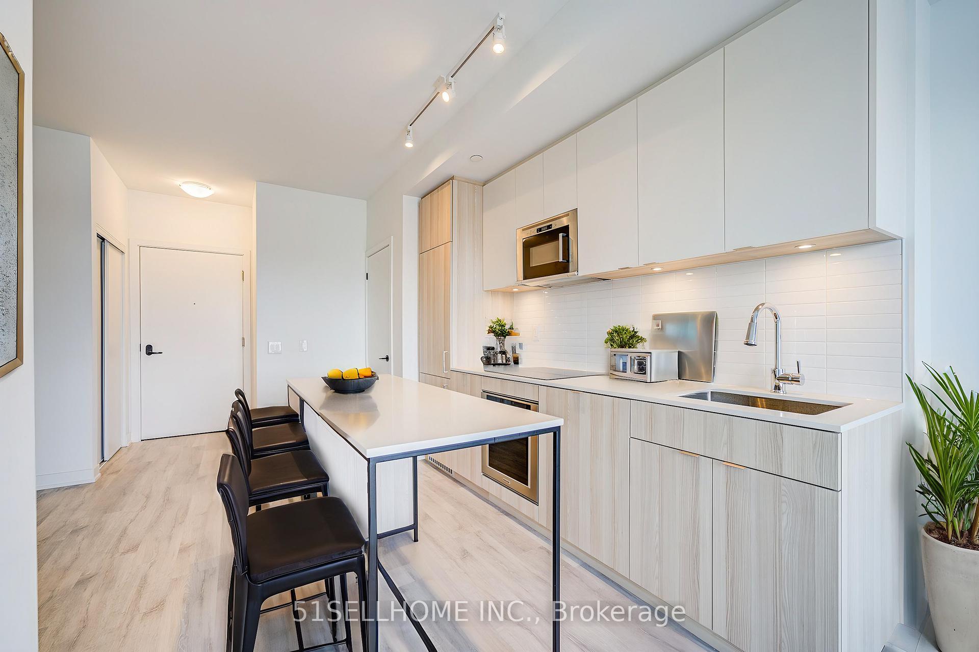 2 Bedrooms Condo at 215 Lakeshore,  Mississauga For sale