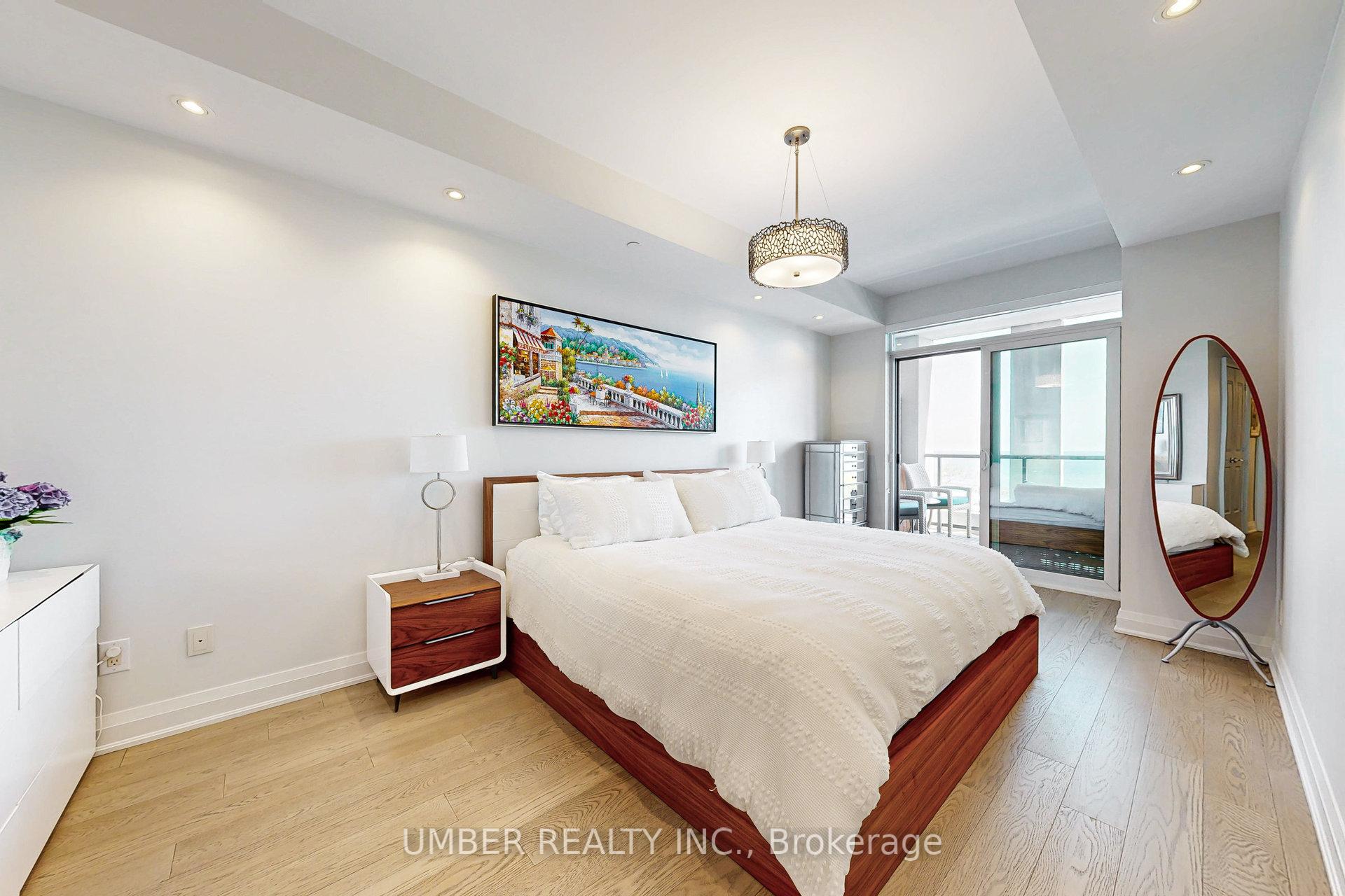 2 Bedrooms Condo at 11 Bronte, Oakville For sale