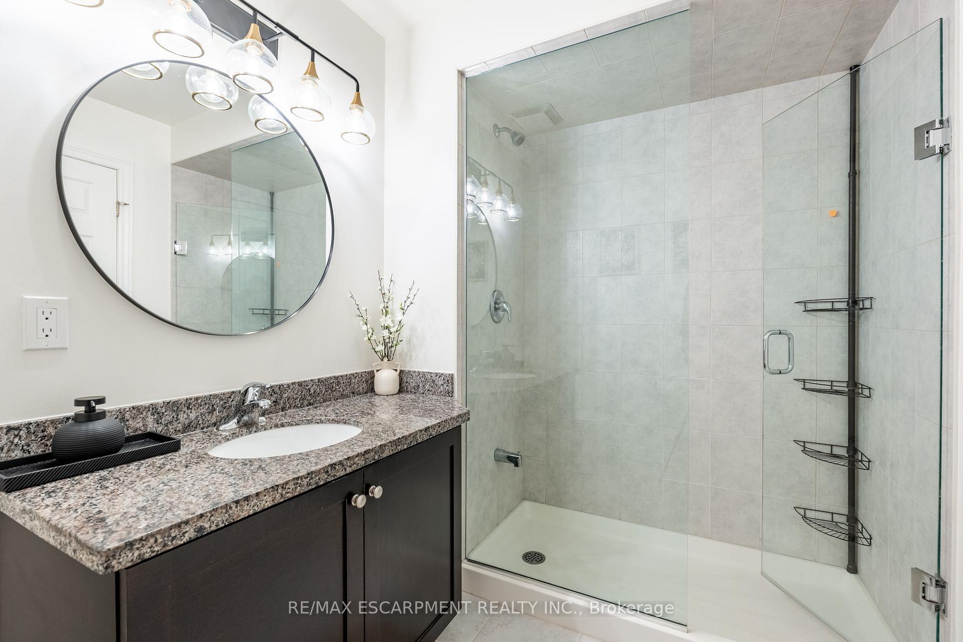2 Bedrooms Condo at 181 Plains, Burlington For sale
