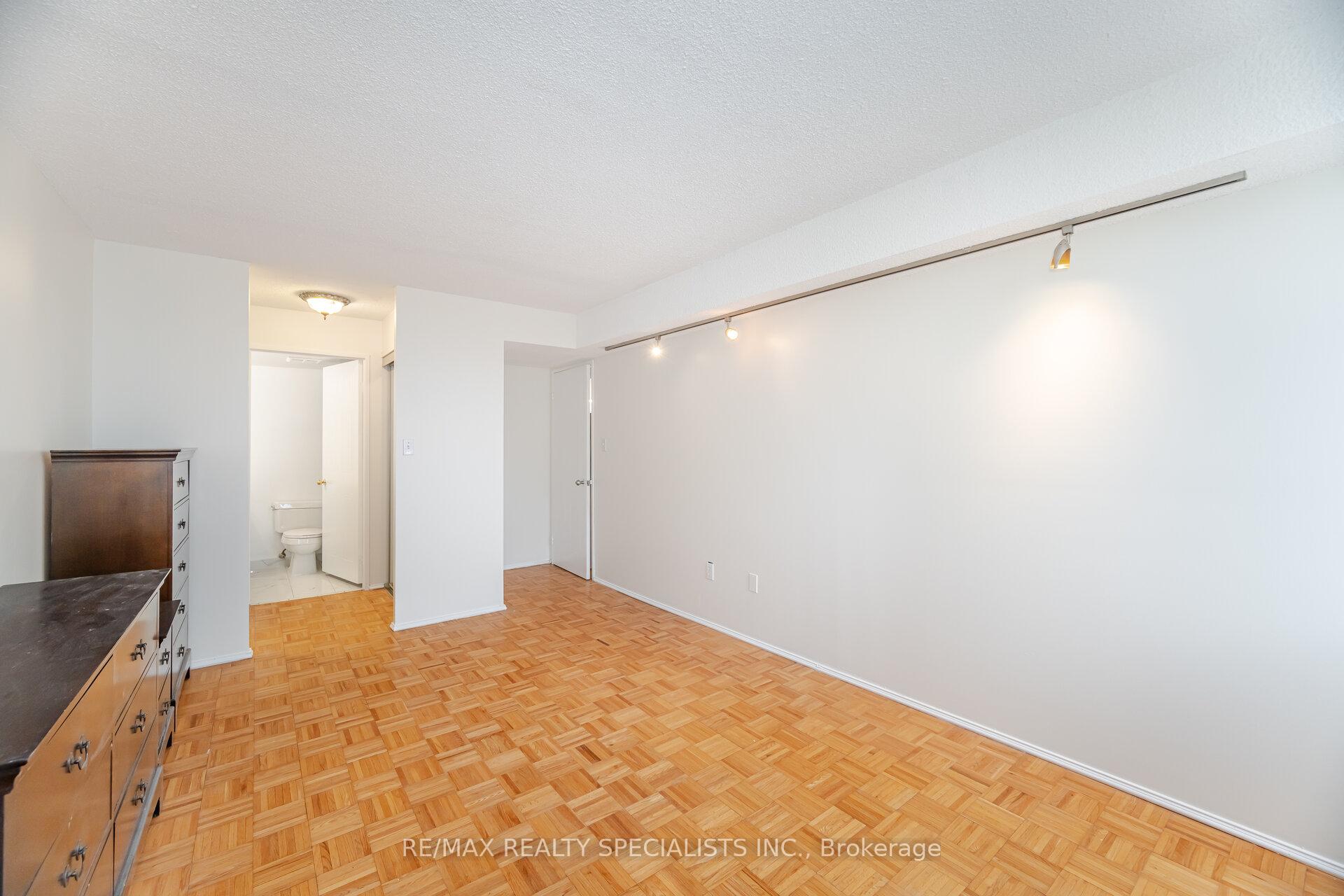 3 Bedrooms Co-op at 350 Webb, Mississauga For sale