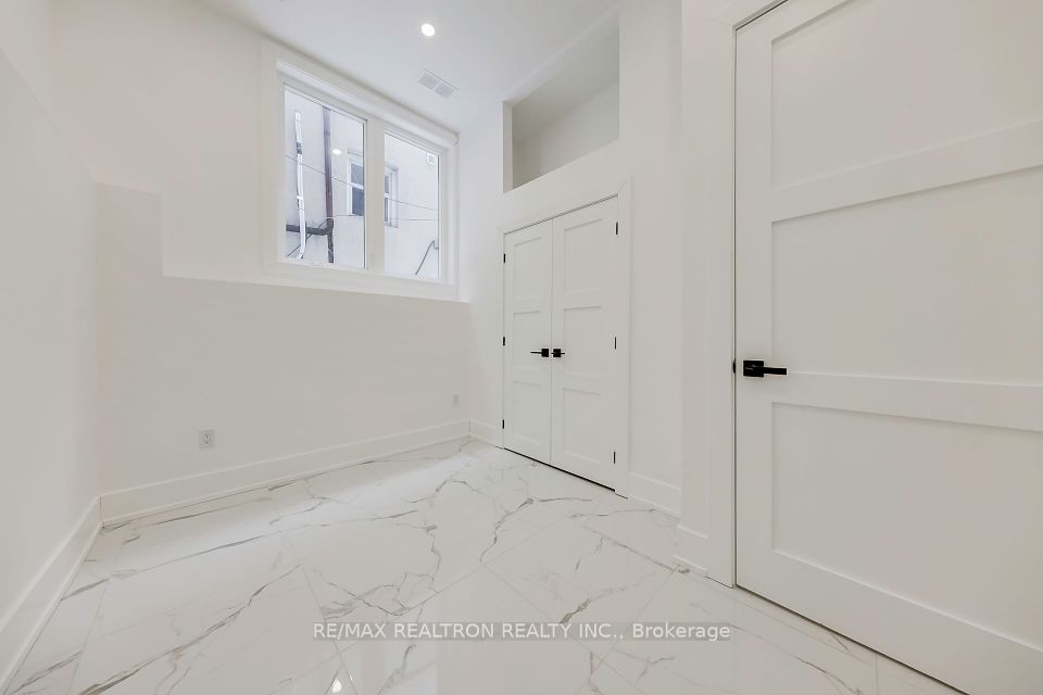 https://trreb-image.ampre.ca/vcPtpvi5psOjTyzocruX0JdZPBJxD_Bed_42r-xIdAA/rs:fit:960:960/wm:.5:so:0:50:.4/wmsh:10/wmt:PHNwYW4gZm9yZWdyb3VuZD0nd2hpdGUnIGZvbnQ9JzY4Jz5SRS9NQVggUkVBTFRST04gUkVBTFRZIElOQy4sIEJyb2tlcmFnZTwvc3Bhbj4/L3RycmViL2xpc3RpbmdzLzQwLzkzLzY3LzE3L3AvZWVjZDA0MGMtYzZiNi00NWU2LTk1MjgtYjhmNWVjYmRhMGY0LmpwZw.jpg