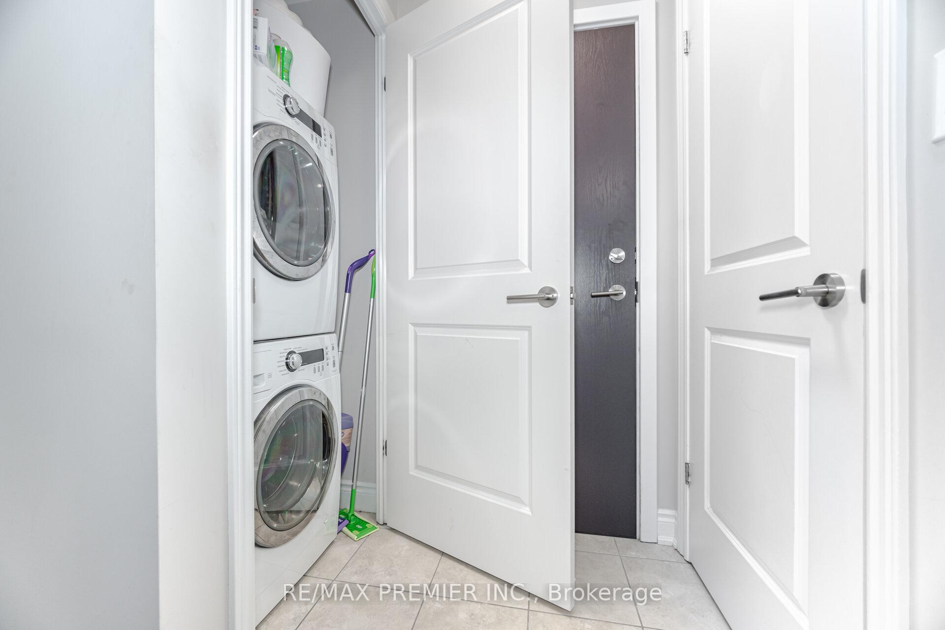 1 Bedroom Condo at 281 Woodbridge,  Vaughan For sale