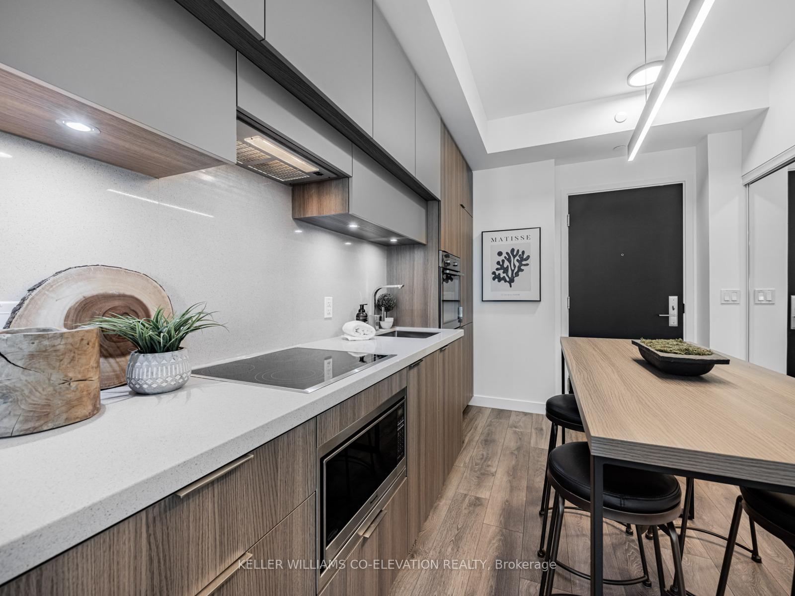 1 Bedroom Condo at 8 Eglinton,  Toronto For sale