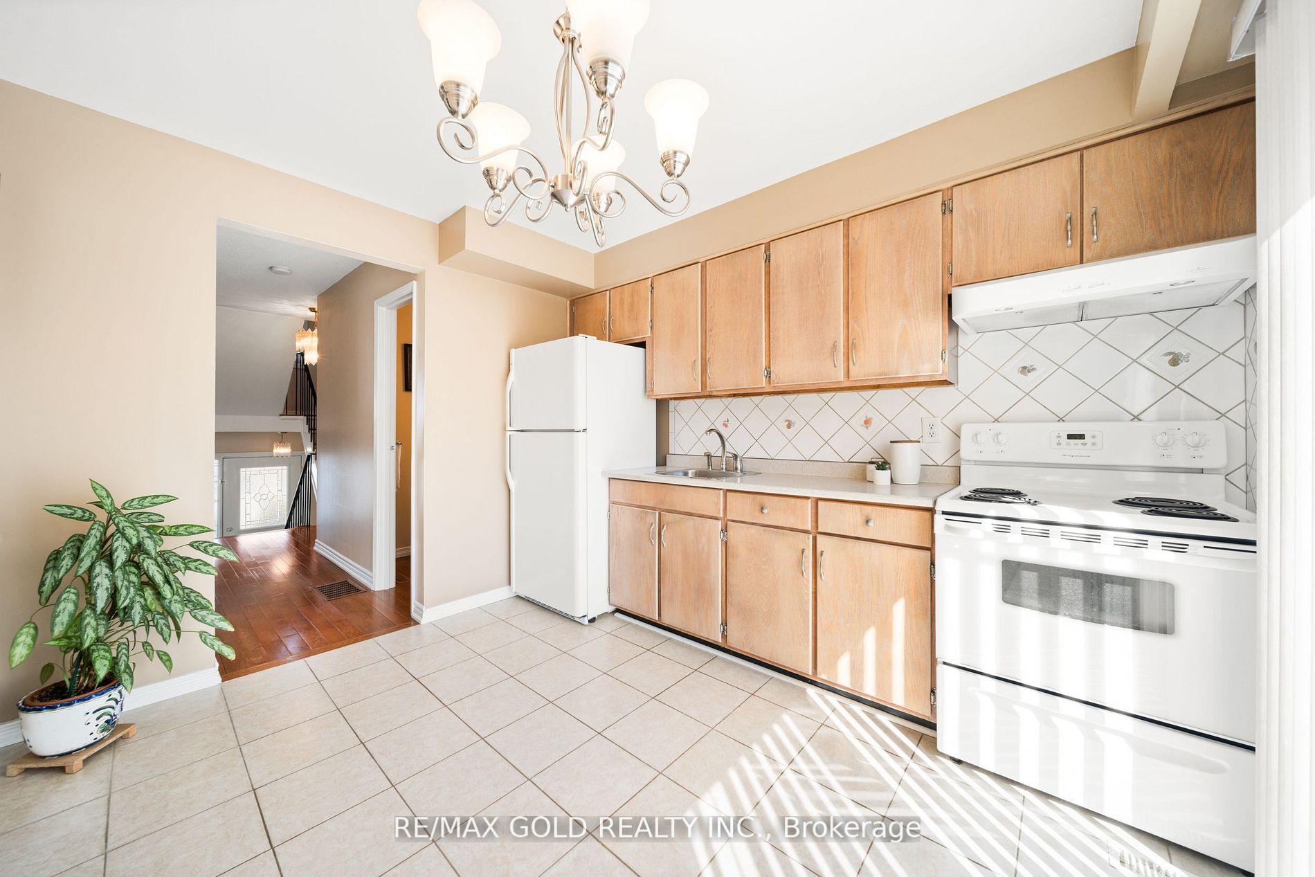 4 Bedrooms Condo at 1050 Shawnmarr, Mississauga For sale