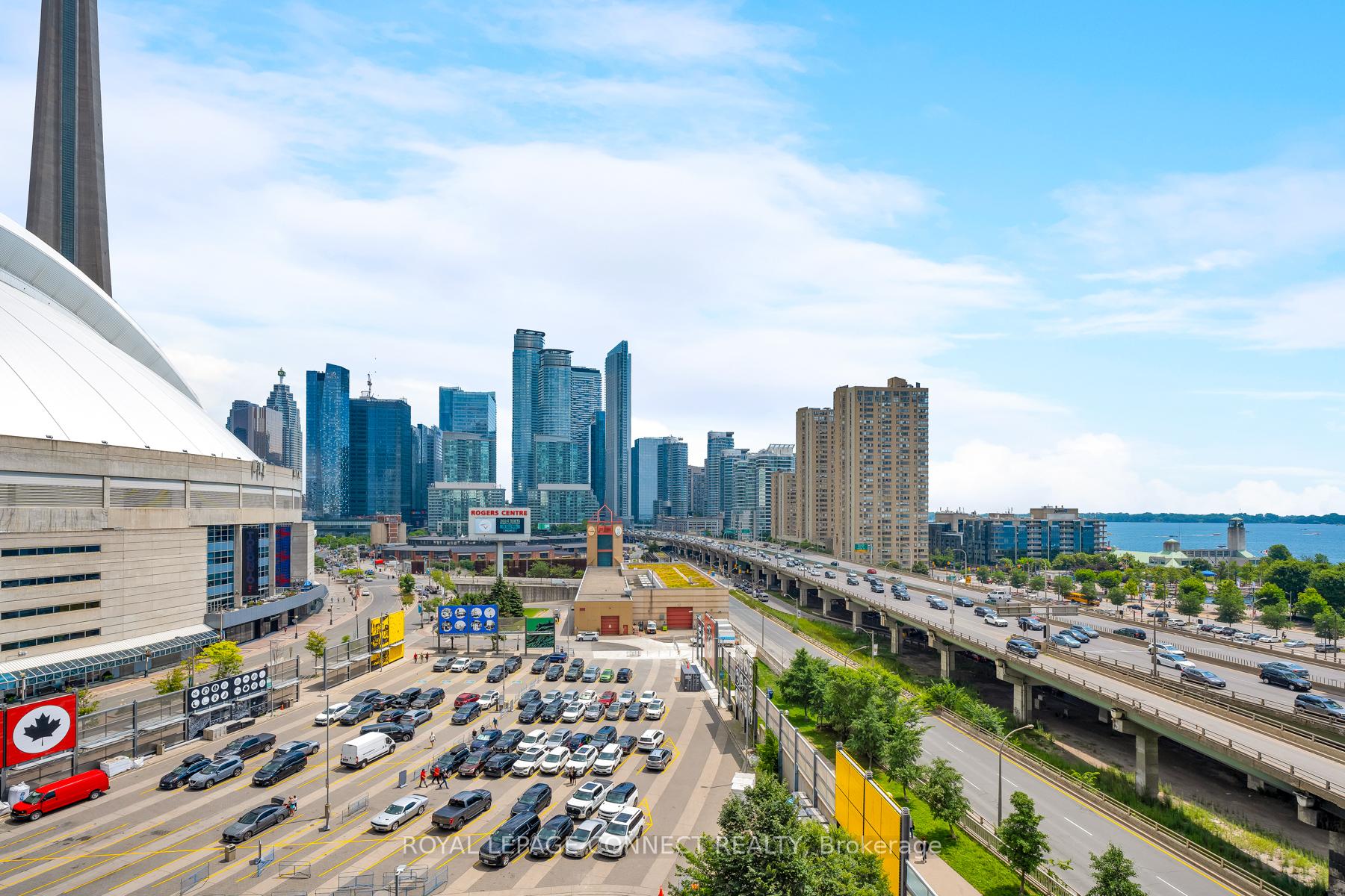 3 Bedrooms Condo at 5 Mariner, Toronto For sale