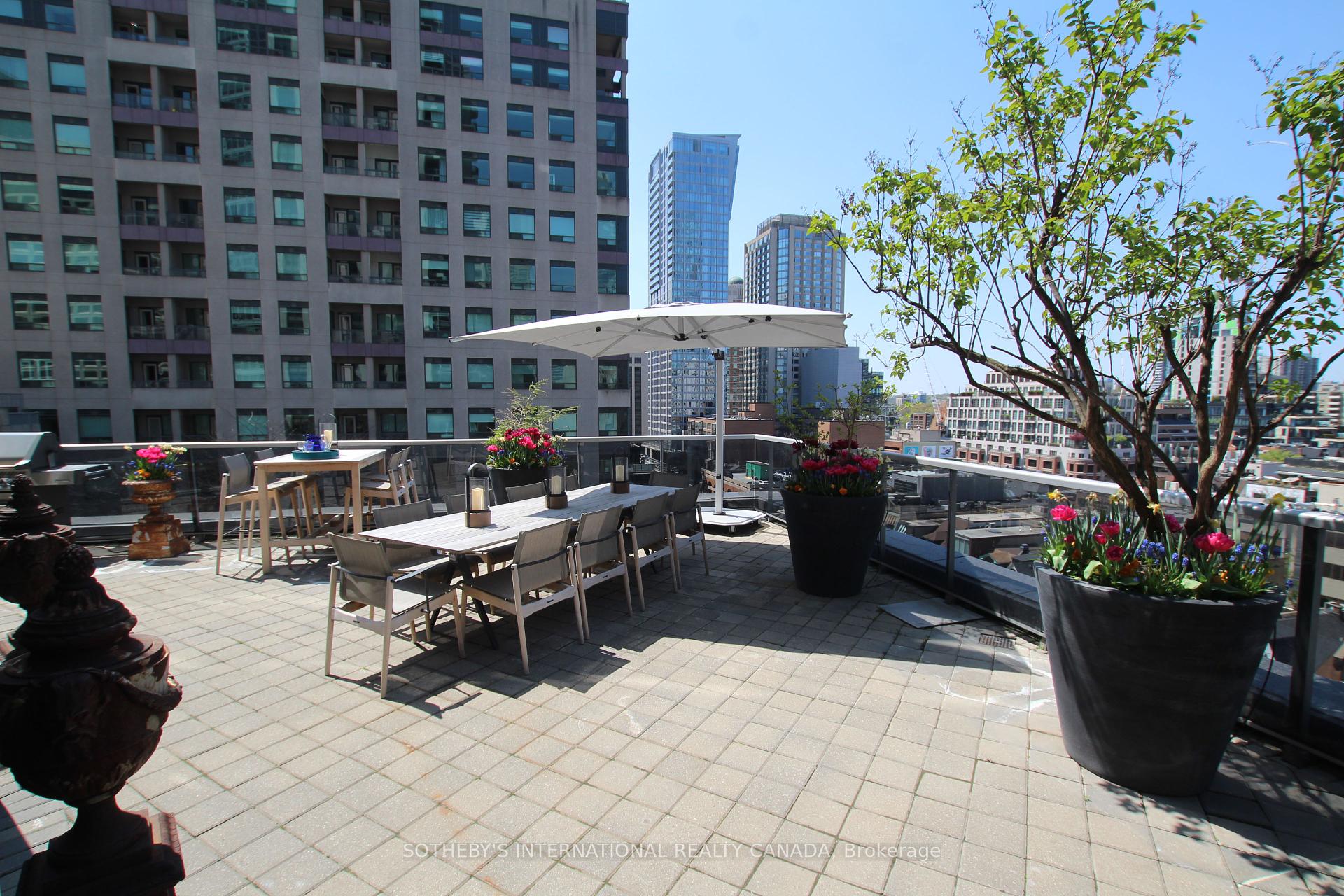 3 Bedrooms Condo at 10 Bellair, Toronto For sale