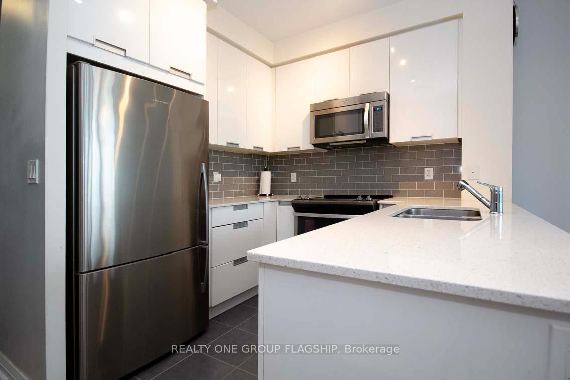 2 Bedrooms Condo at 75 Eglinton,  Mississauga For sale