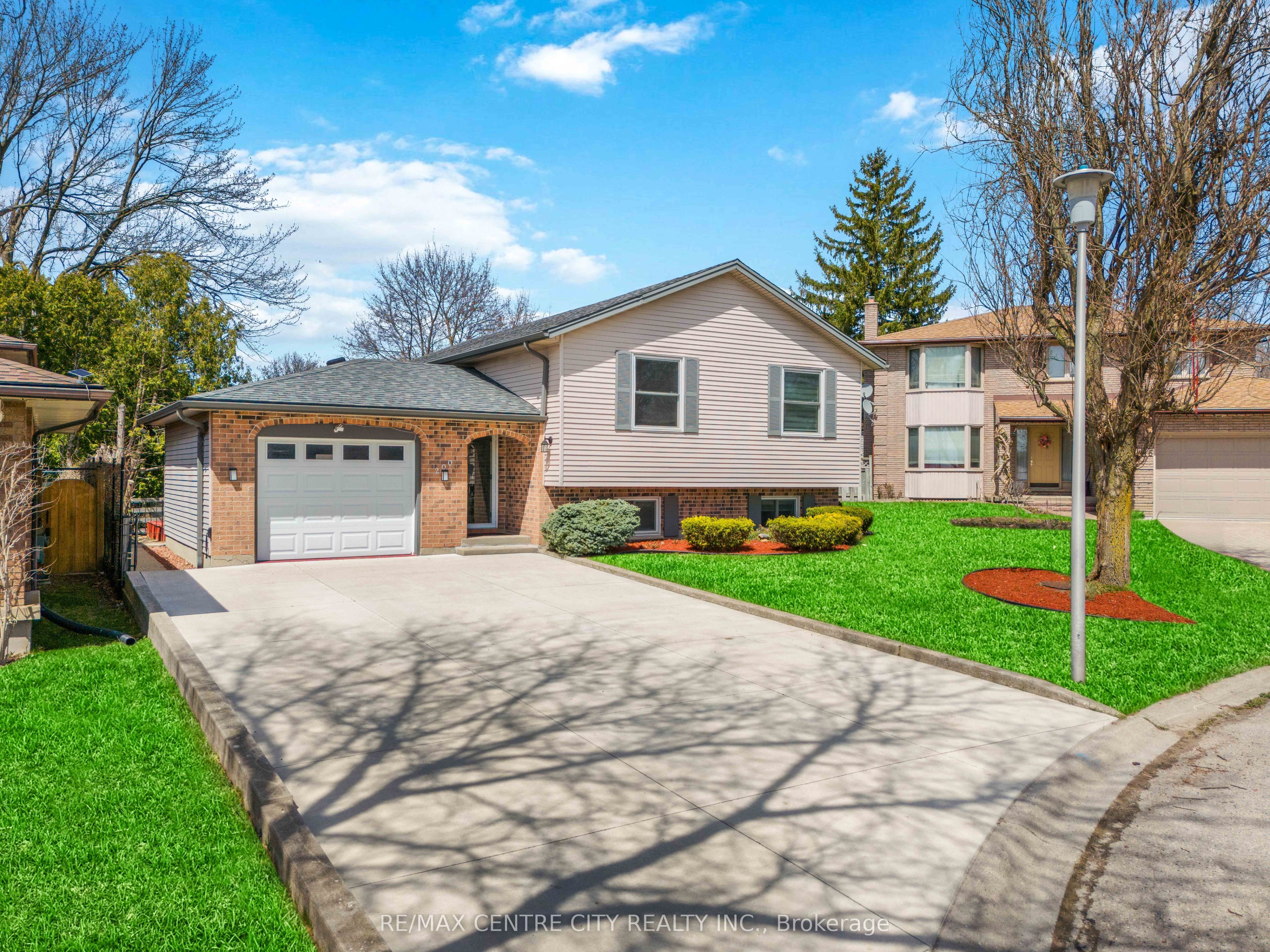 200 REGAL Drive, London, ON N5Y 4Z8