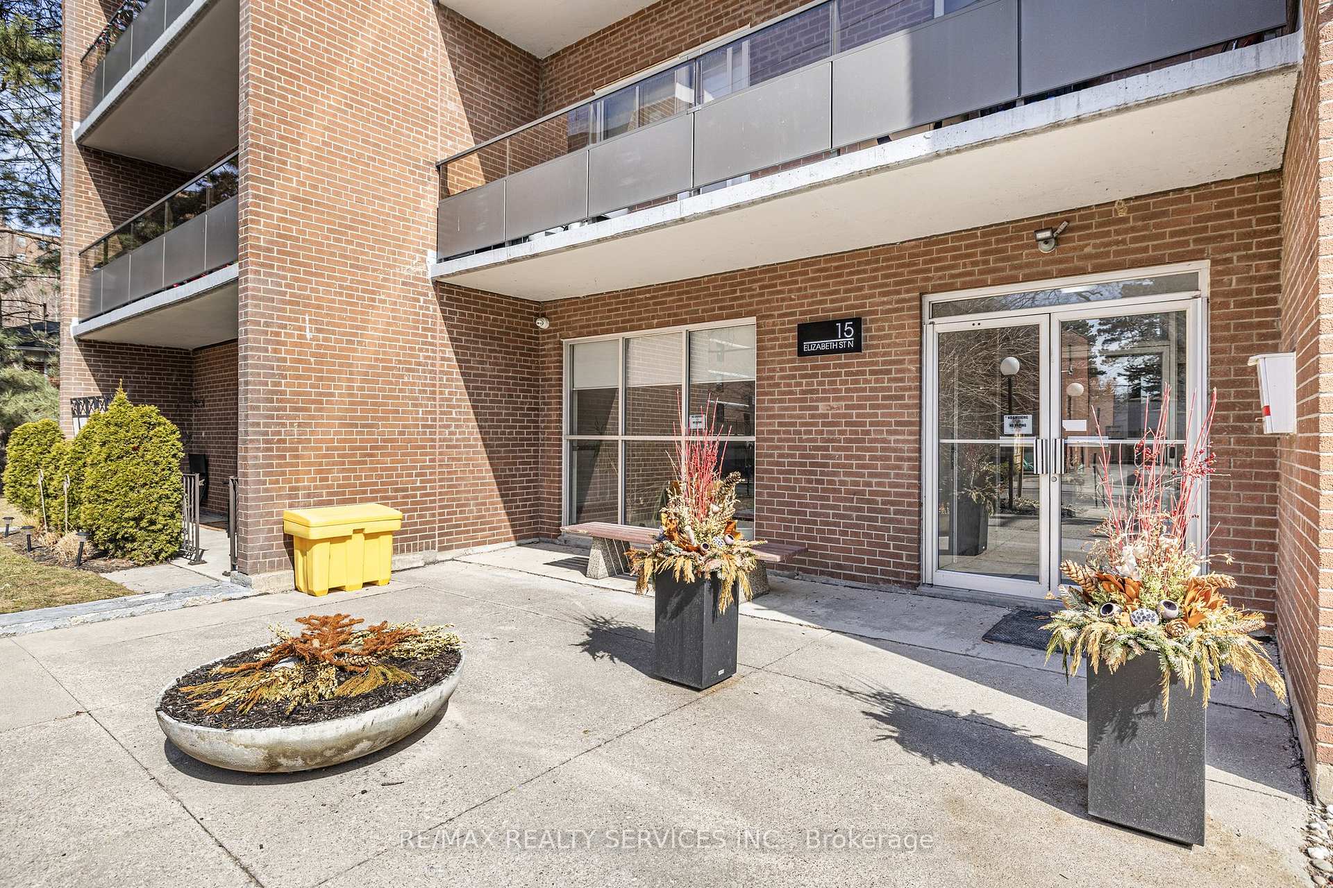 2 Bedrooms Condo at 15 Elizabeth, Mississauga For sale